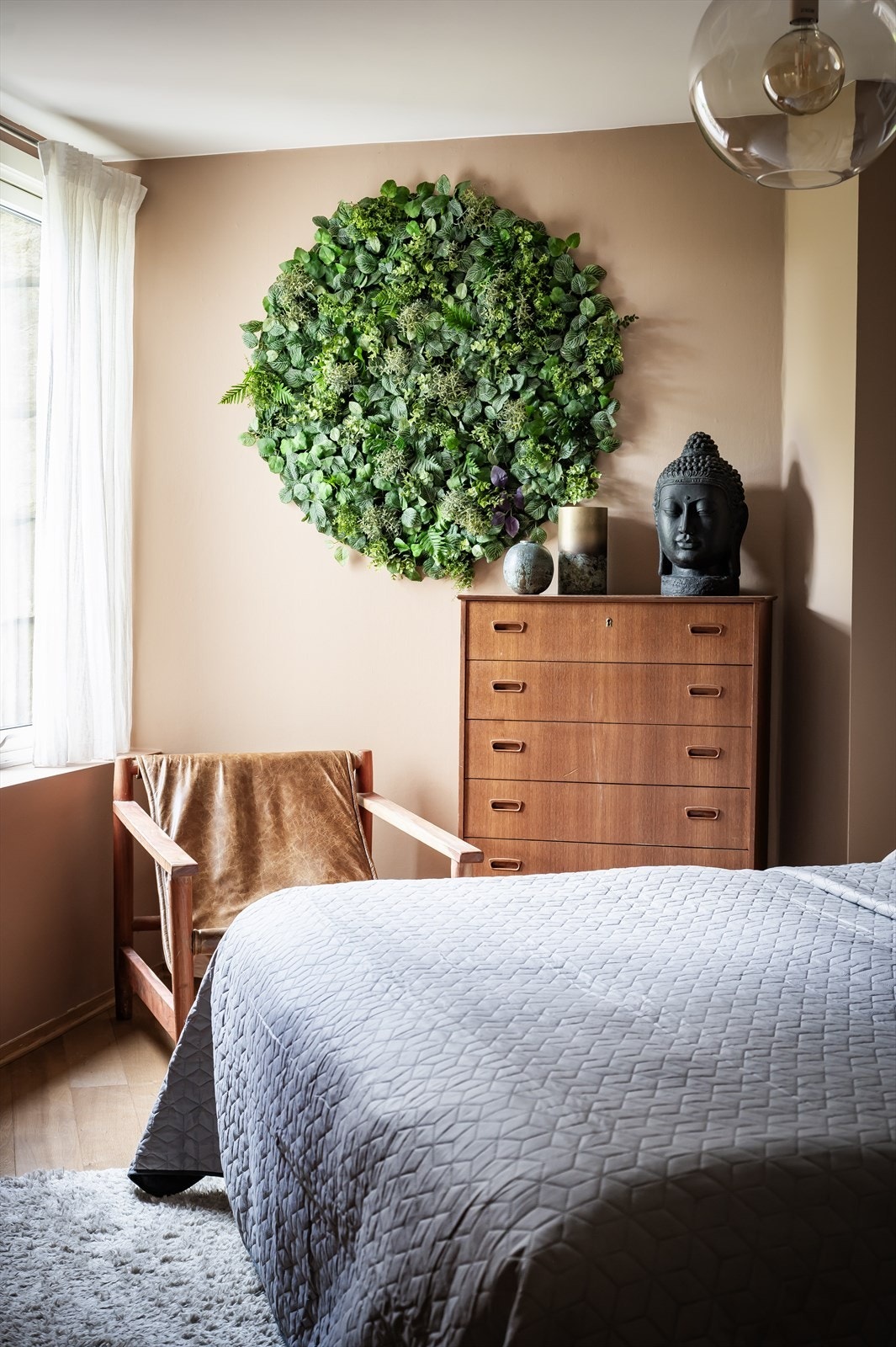 Rommet er holdt i duse og behagelige nyanser - perfekte for soverommet. Galleribilde