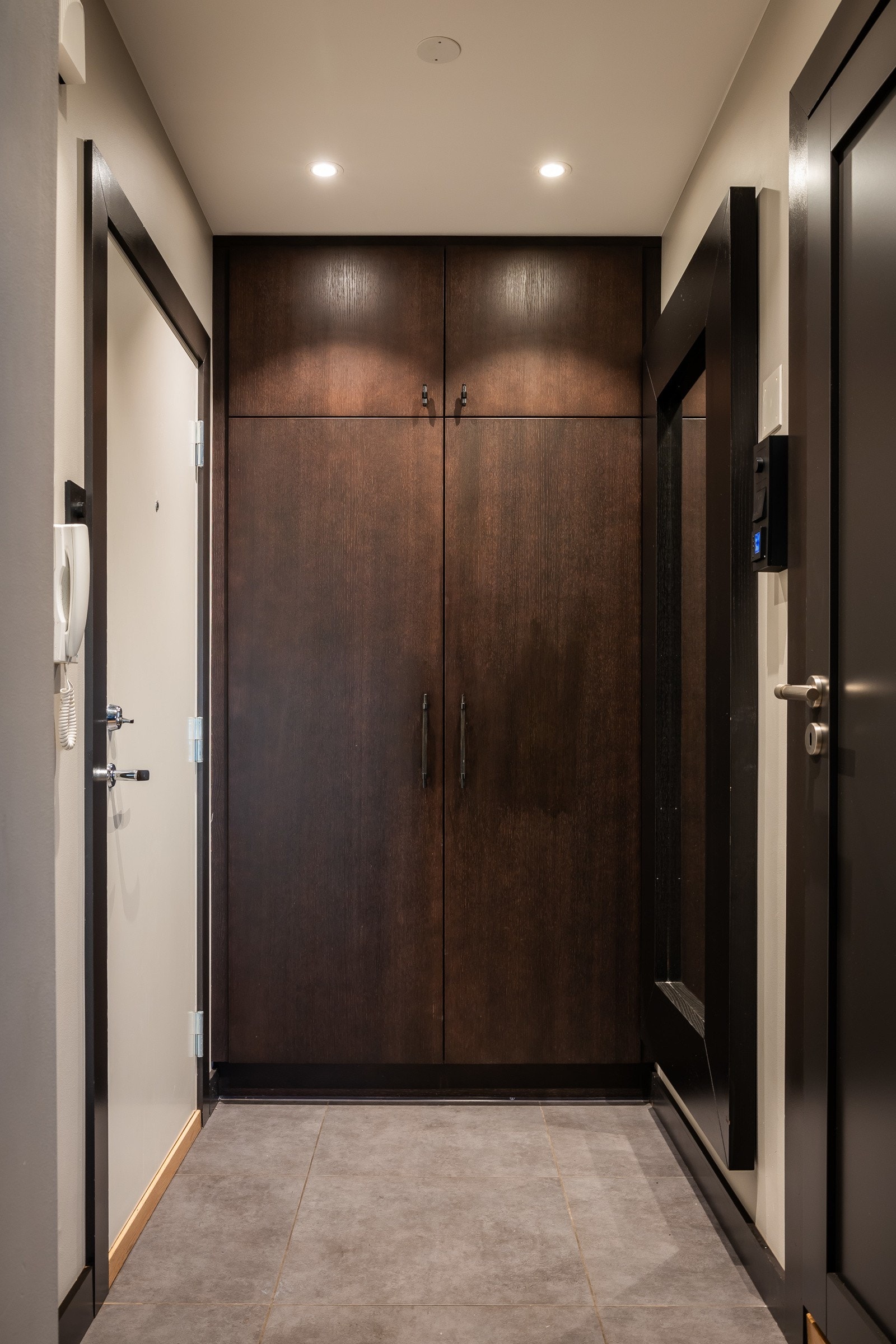 Innbydende entré med god plass til å sette fra seg sko og henge fra seg yttertøy. Ekstra oppbevaringsplass i plassbygd garderobe. Galleribilde