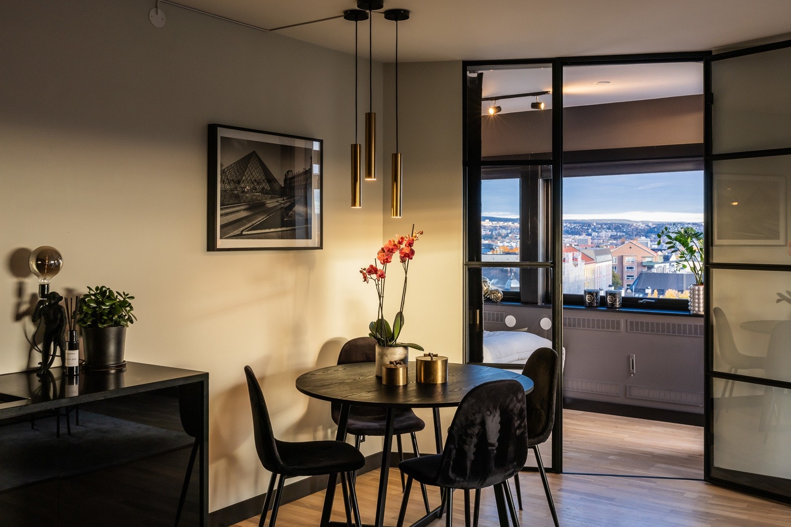 Nyt utsikten fra middagsbordet Galleribilde