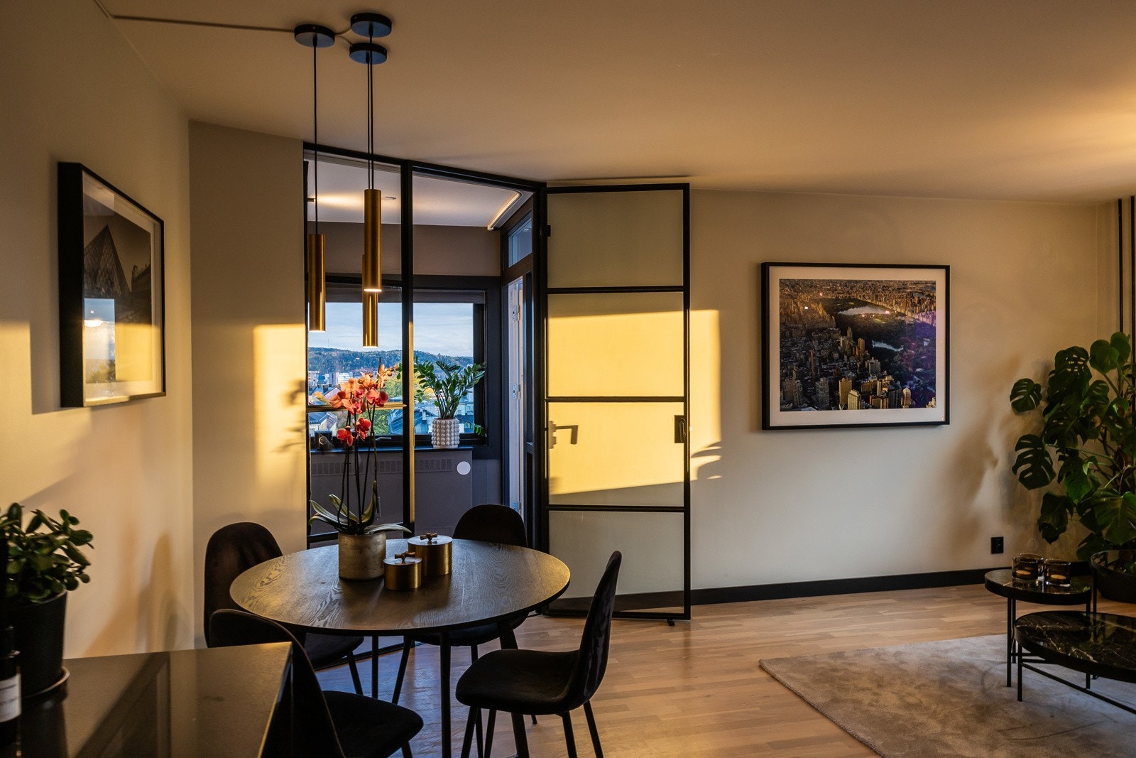 Fra stuen tar du deg inn til soverom 2. Galleribilde