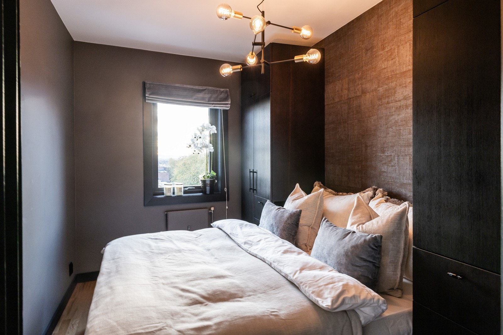 Hovedsoverommet er av god størrelse med plass til dobbeltseng og flott plassbygd garderobe Galleribilde