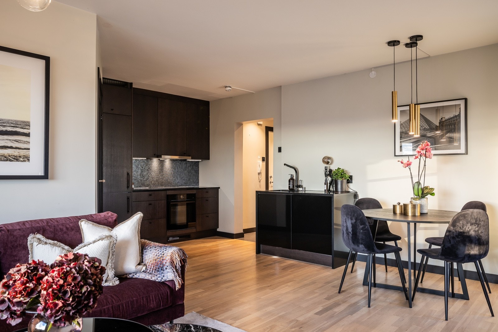 Leiligheten deles naturlig opp med plass til sofagruppe med tilhørende mediemøblement og egen spisesone Galleribilde