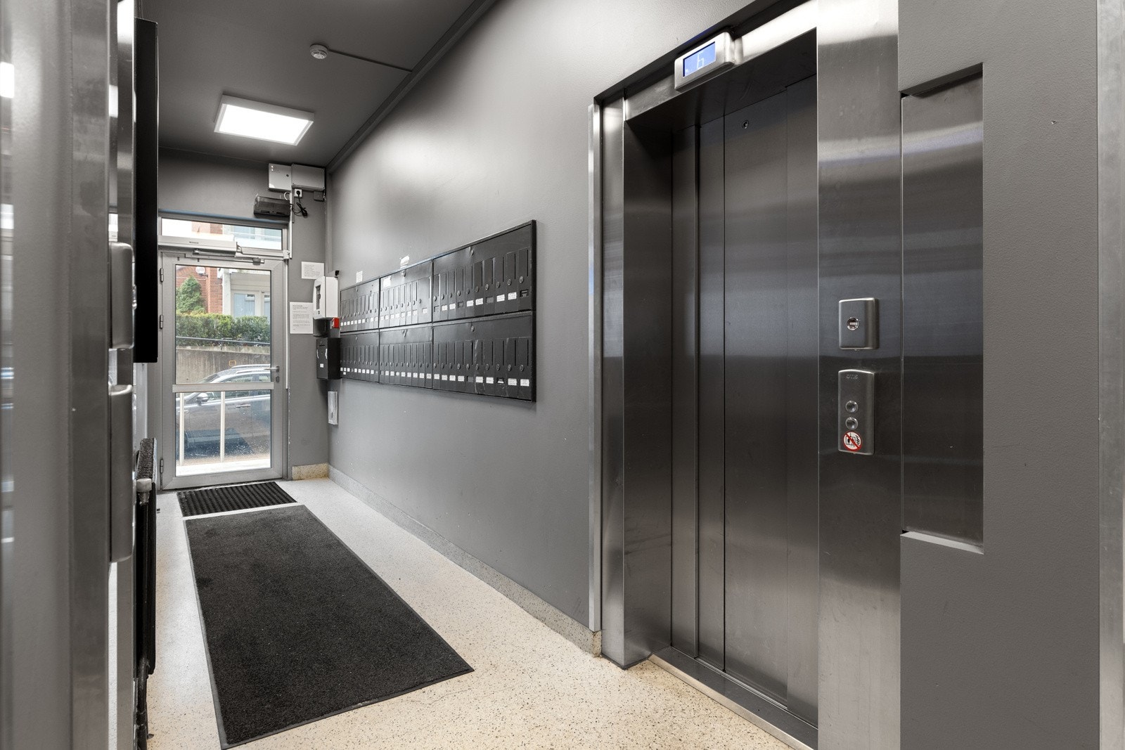 Det er 2 heiser i bygget Galleribilde