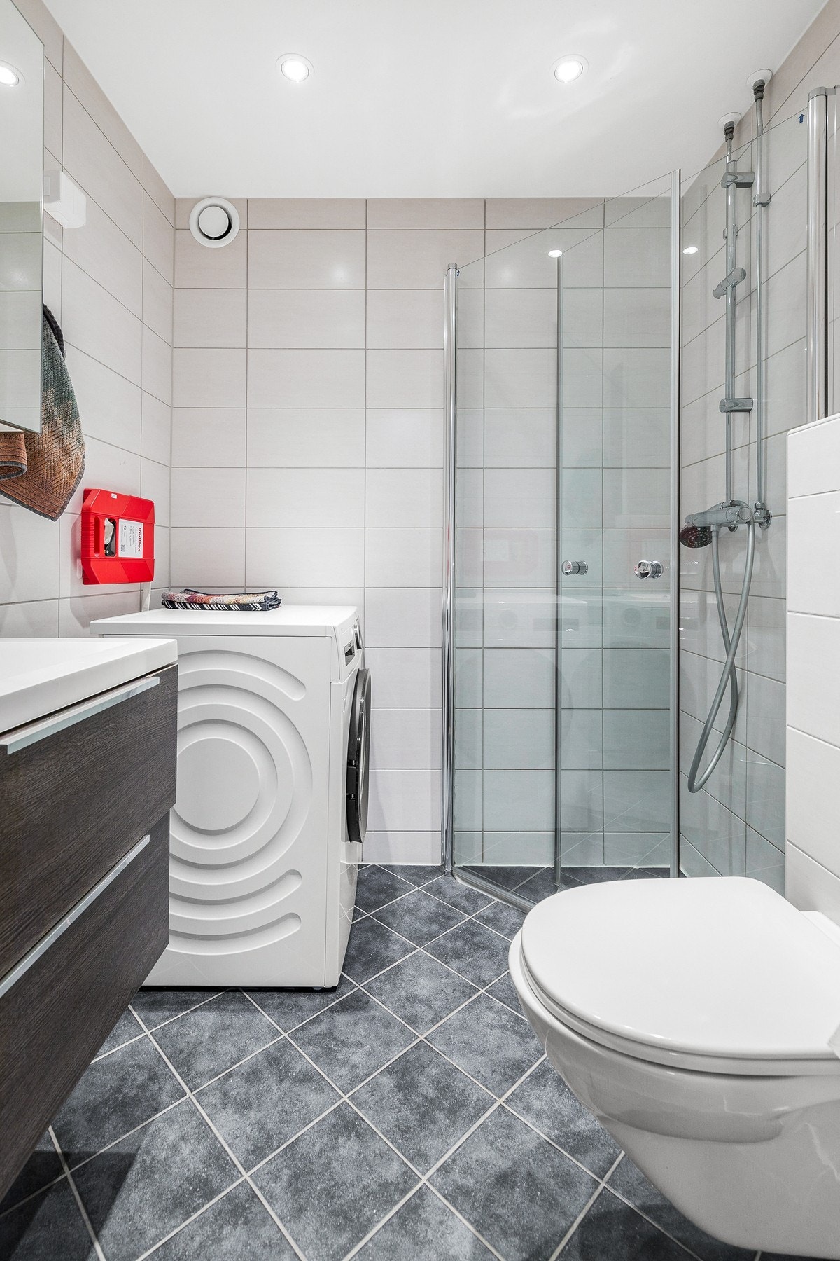 Badet har varme i gulv samt vegghengt toalett Galleribilde