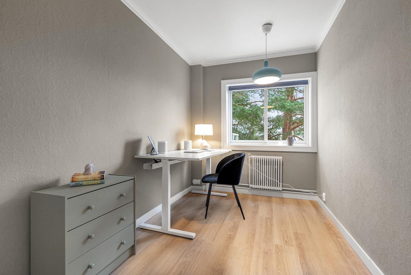 Soverom 2, god plass til seng og innredning. Benyttes som kontor i dag Galleribilde