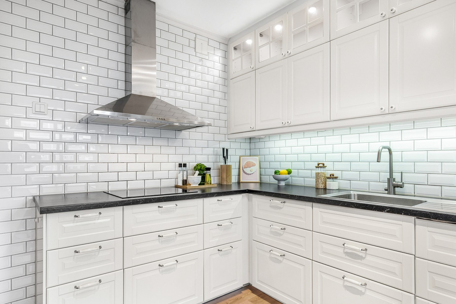 Innholdsrikt kjøkken med integrerte hvitevarer og mye skapplass Galleribilde