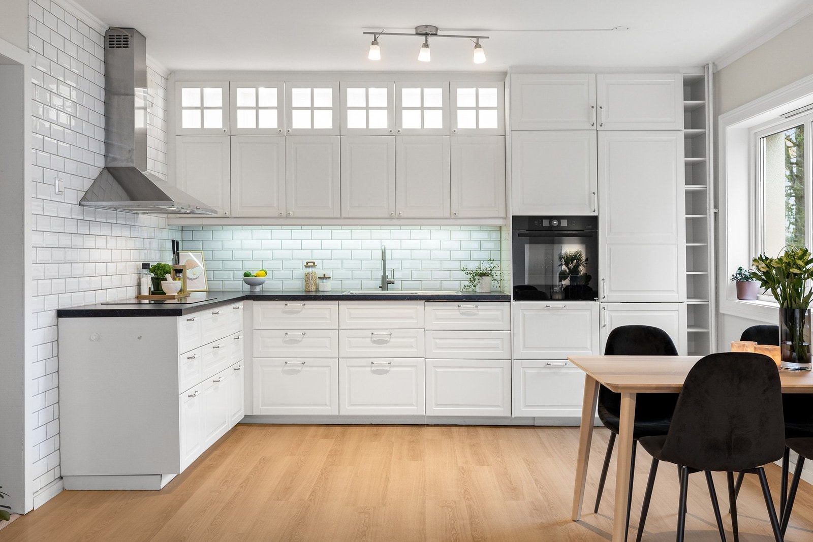 Romslig og moderne kjøkken Galleribilde