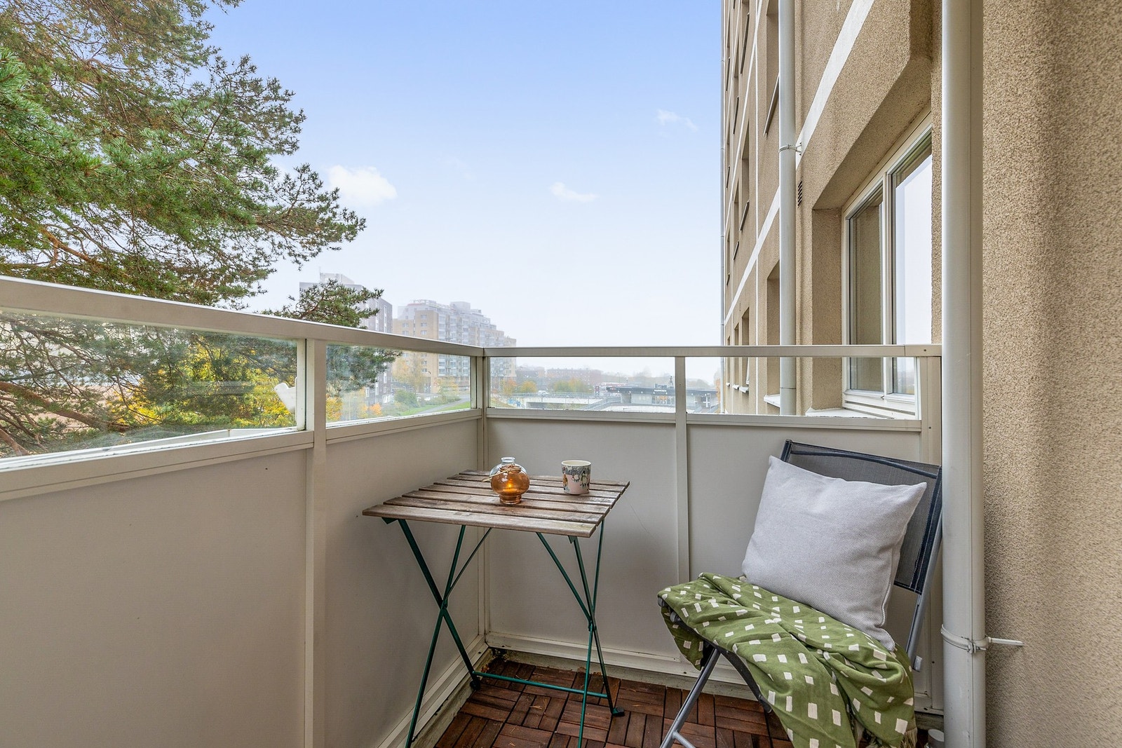 Hyggelig balkong med plass til bord og stoler Galleribilde