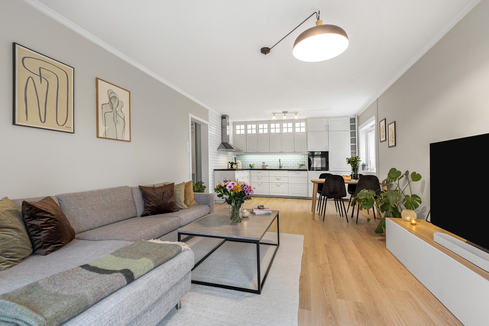 Kjøkken med åpen løsning mot stuen Galleribilde