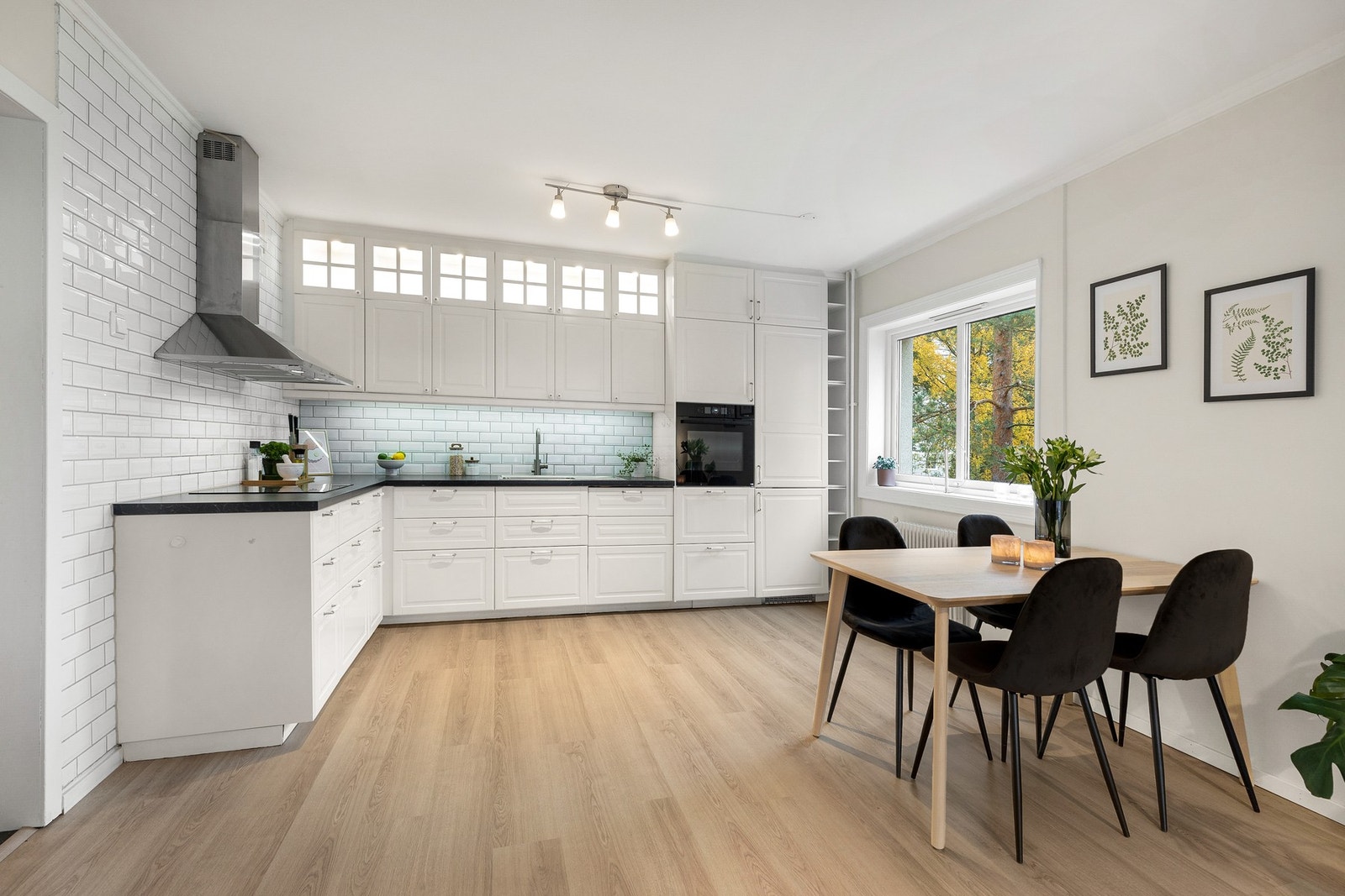 Kjøkkenet har god plass til spisebord Galleribilde