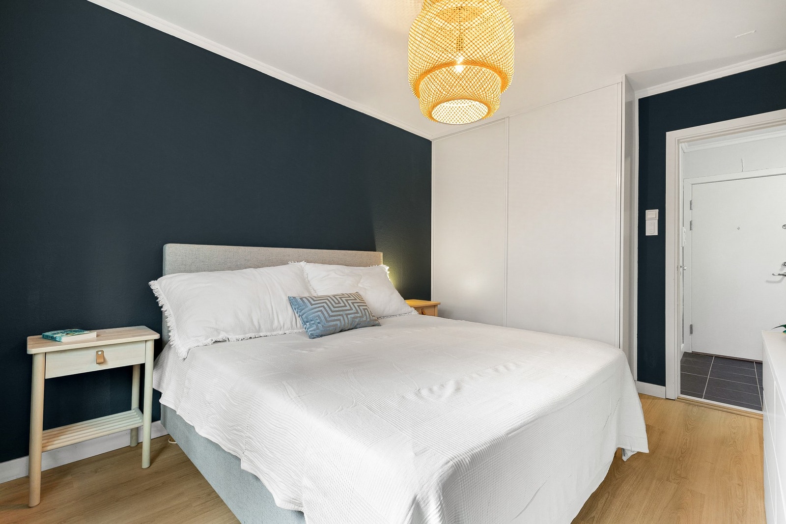 Hovedsoverom med skyvedørsgarderobe Galleribilde