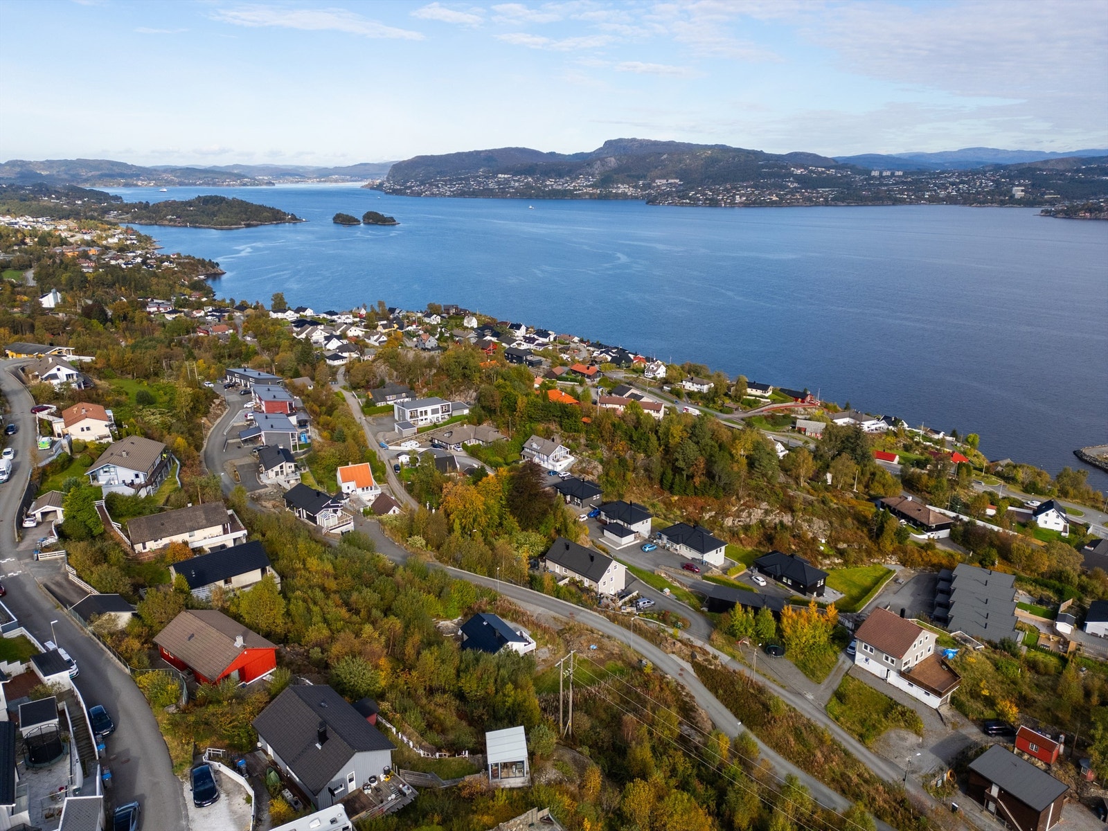 Nydelig utsikt også nordover mot Herdlafjorden og Nordhordlandsbroen Galleribilde