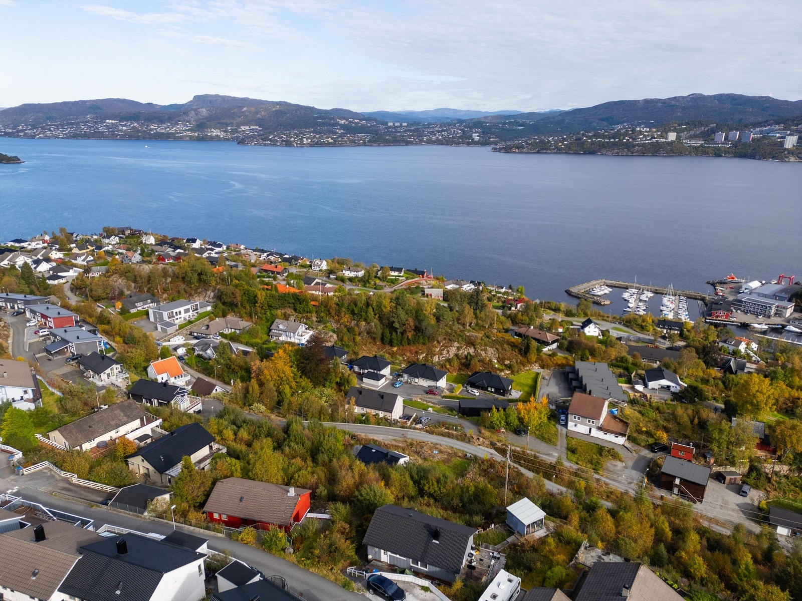 Bnr. 288 er oppmålt til 5 739 kvm. og består av boligtomt, intern vei, skråninger og snuplass. Boligtomten ligger i skrått terreng.
Bnr. 1191 er oppmålt til 1 026 kvm. Boligtomt som ligger i skrått terreng. Galleribilde