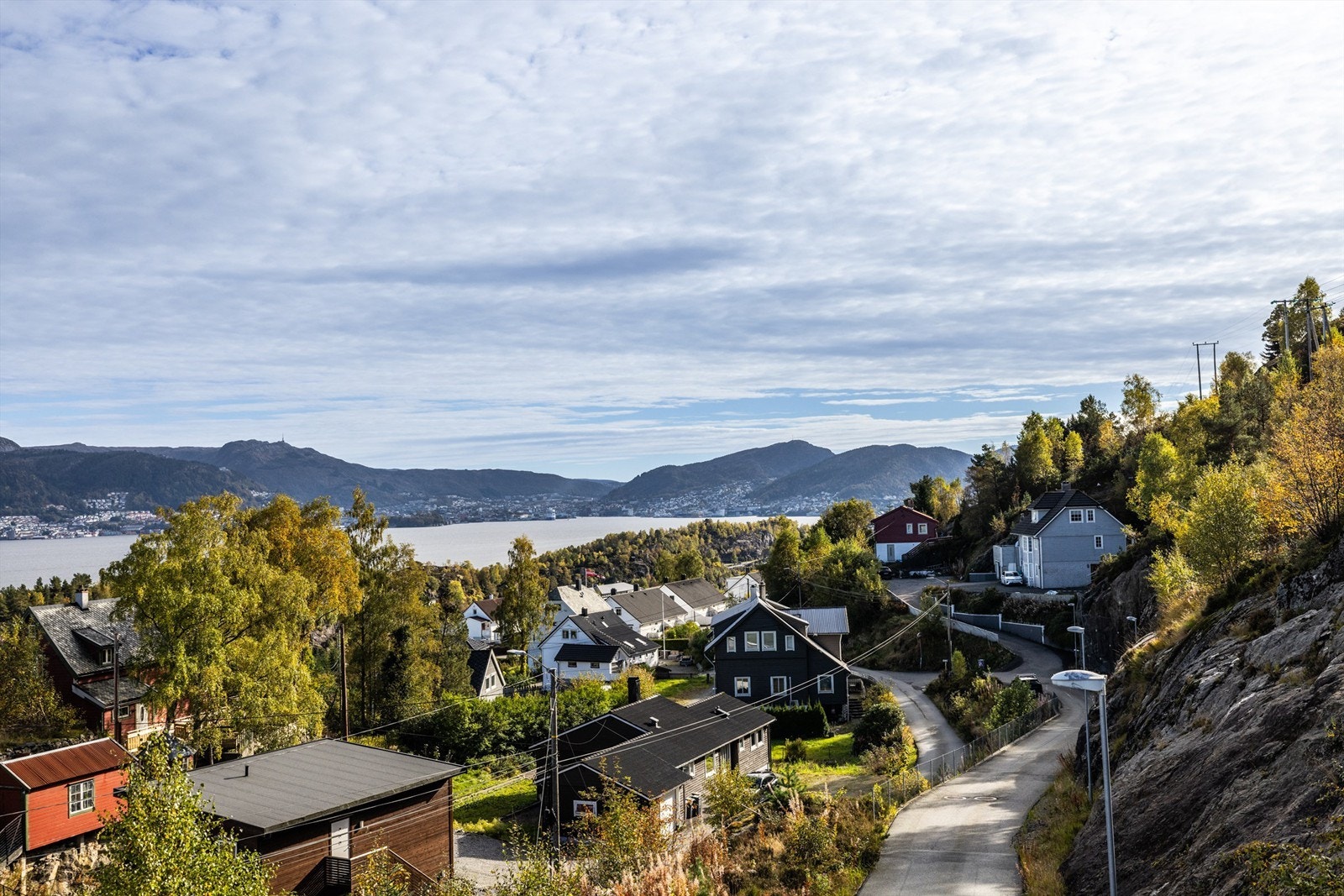 Florvåg | Regulerte boligtomter i etablert felt med fantastisk sjøutsikt. Tomteområde bestående av to gårds- og bruksnummer på totalt 6765 kvm. Galleribilde