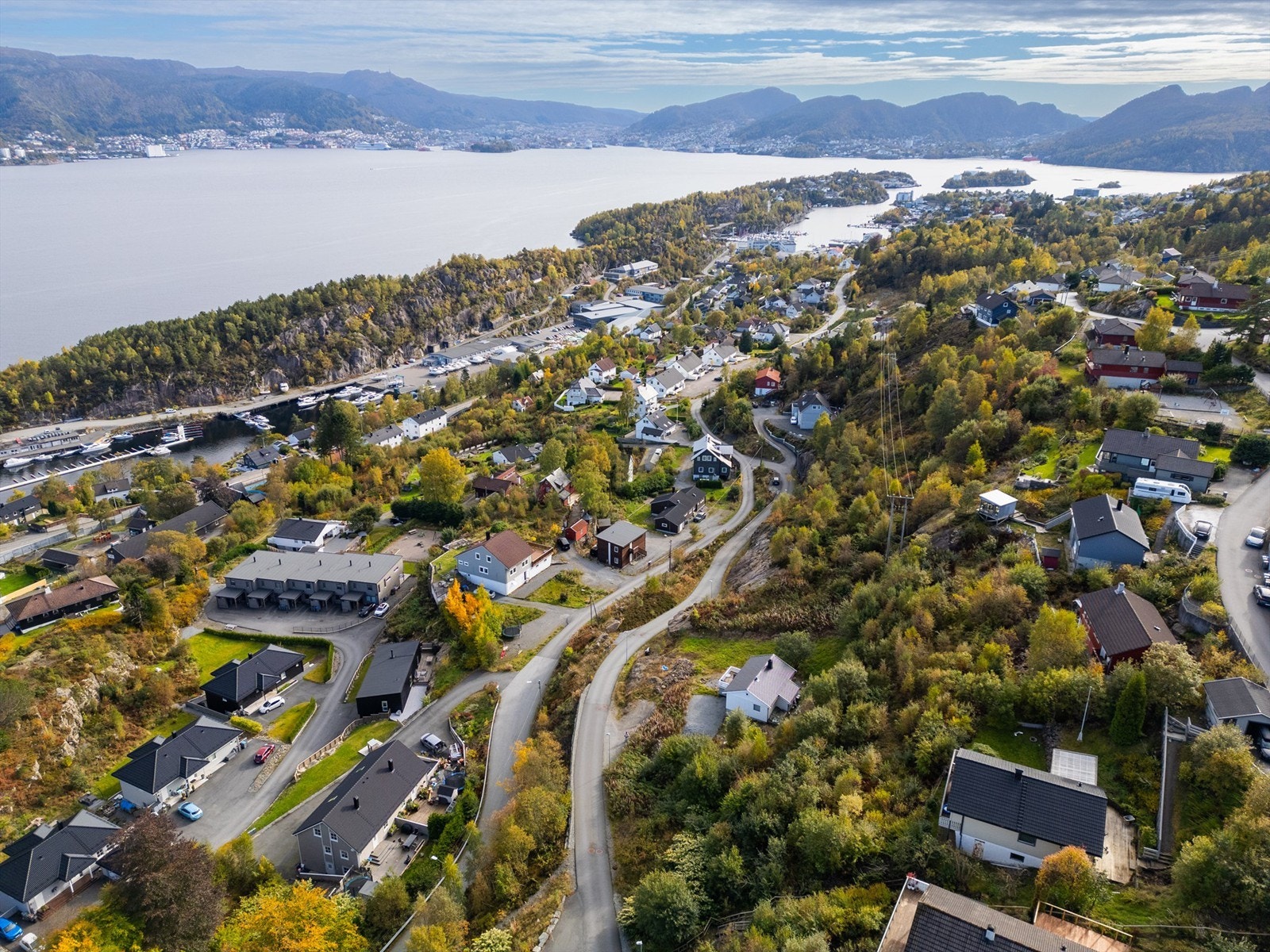 Nydelig utsikt innover byfjorden, byfjellene og Bergen sentrum. Galleribilde