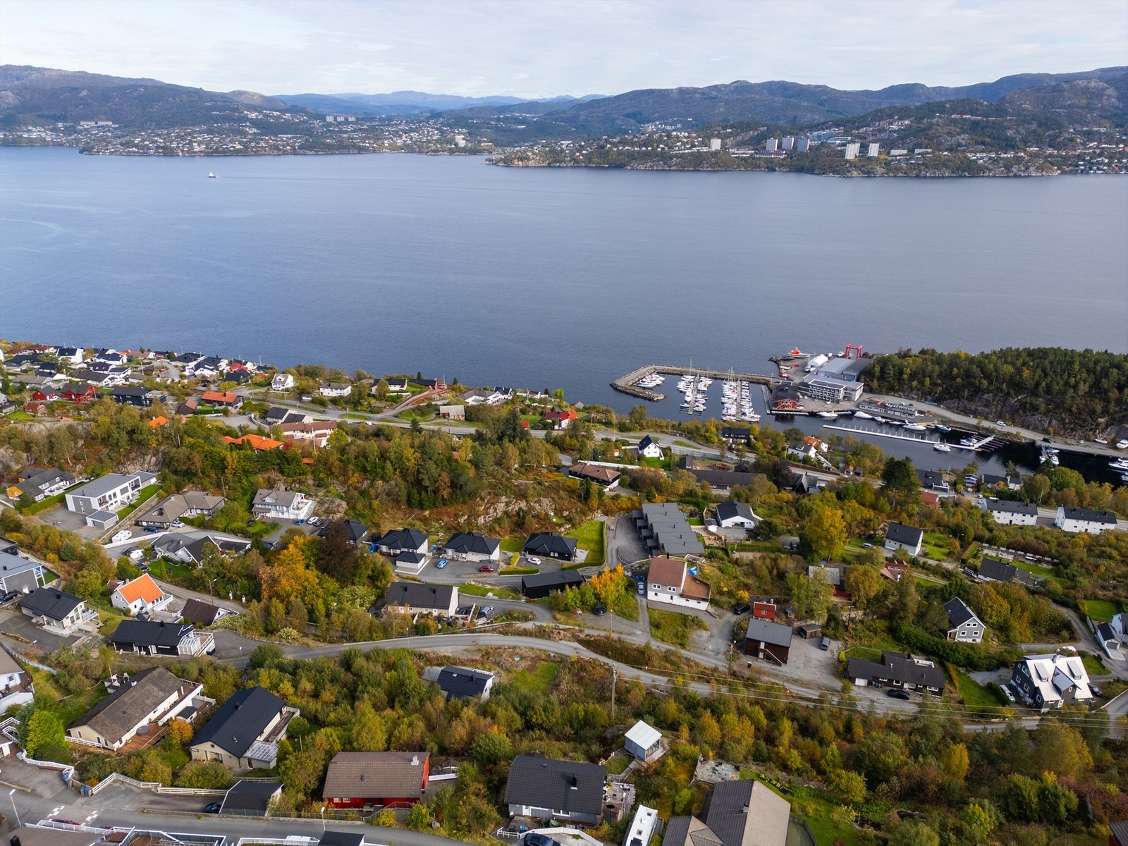 Omgivelsene er barnevennlige med blant annet Bakarvågen barnehage bare et par minutter unna. Med bil er det kun 3-4 minutter til de nærmeste skolene.
Nærmeste busstopp finner du ved å benytte snarvei ned til hovedvei alternativt i Florvågbakken. Galleribilde