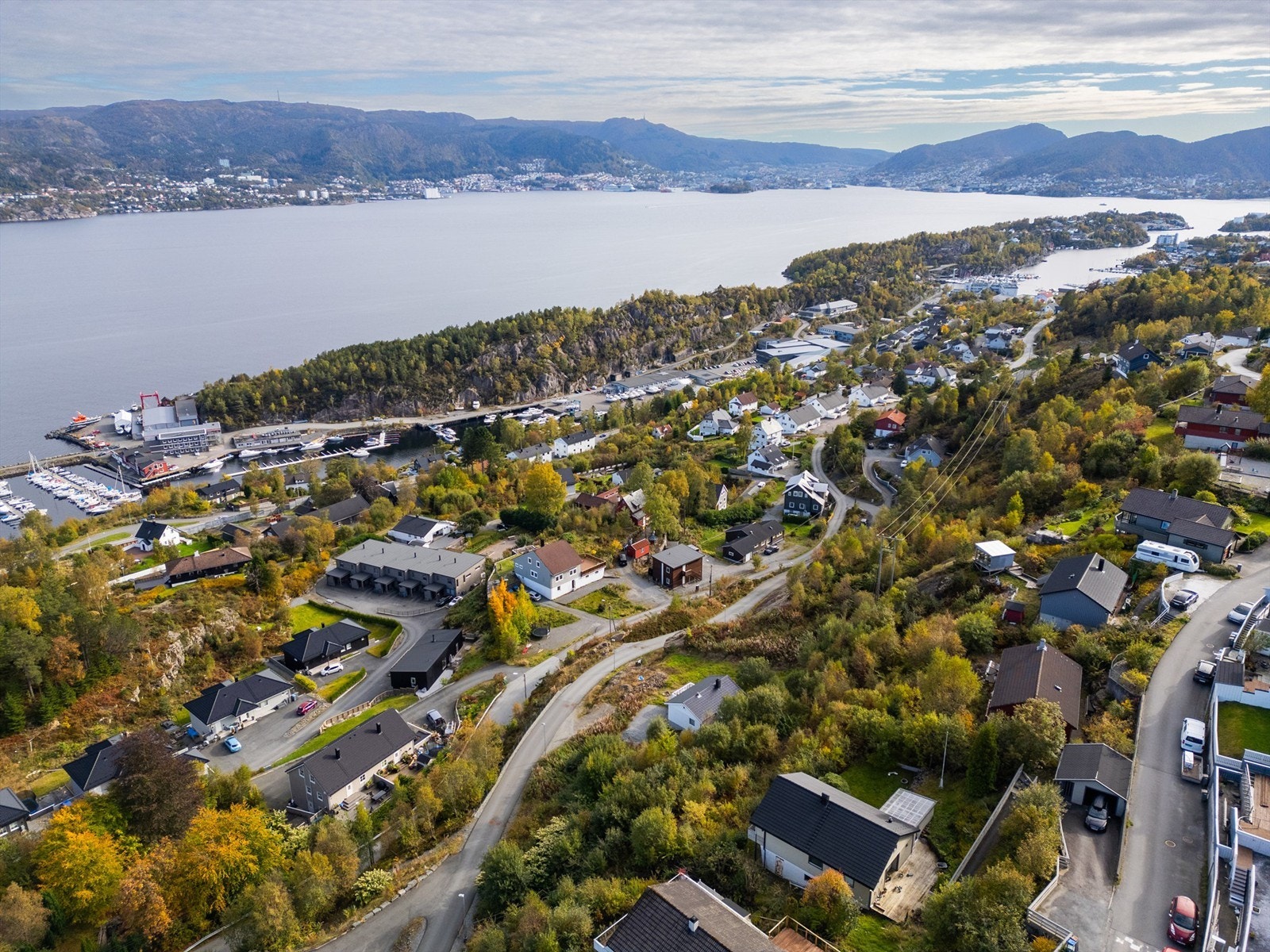 Ved skolene er det aktivitetsanlegg, og området byr også på flotte naturopplevelser med turstier i skog og fjell. I tillegg er det kort vei til
badeplasser. Få minutters kjøring til idrettsanlegg som Myrane Idrettsbane og Askøyhallen. Galleribilde