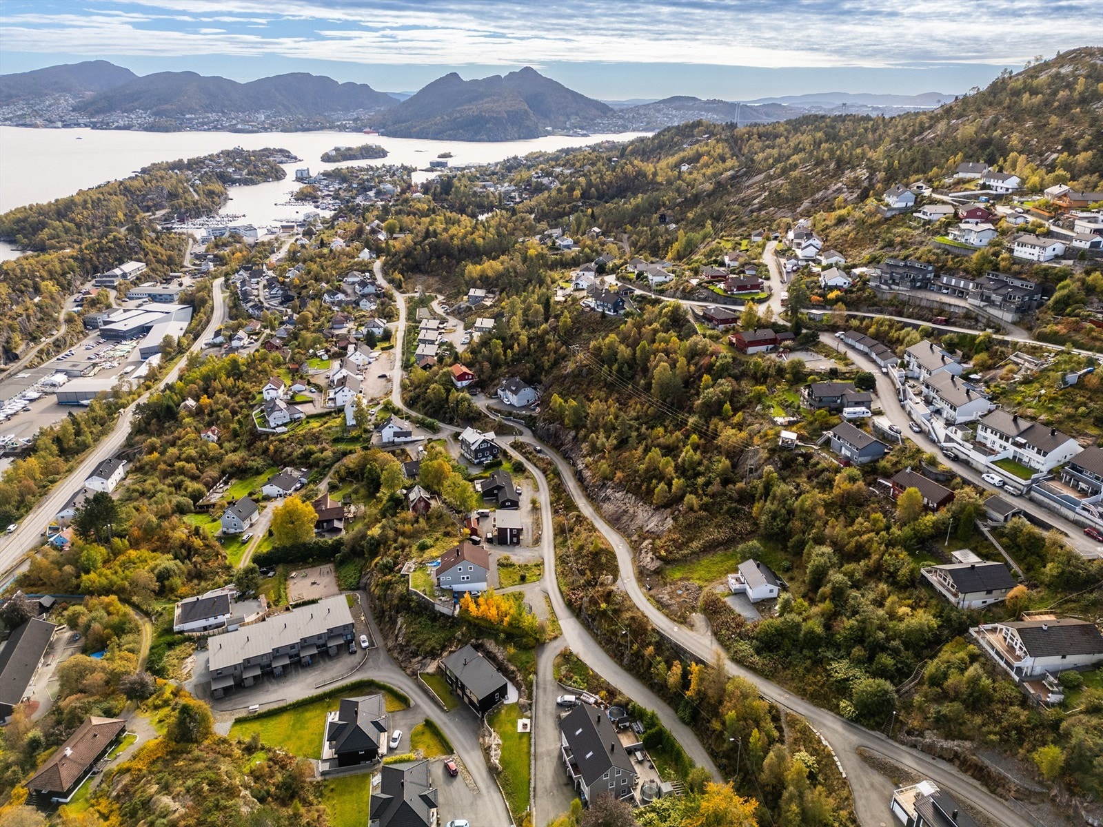 Ca. 5 min kjøring til Kleppestø senter med de fleste service tilbud/fasiliteter.
Ca. 7 min til Askøybroen og ca. 20 min til Bergen sentrum. Galleribilde