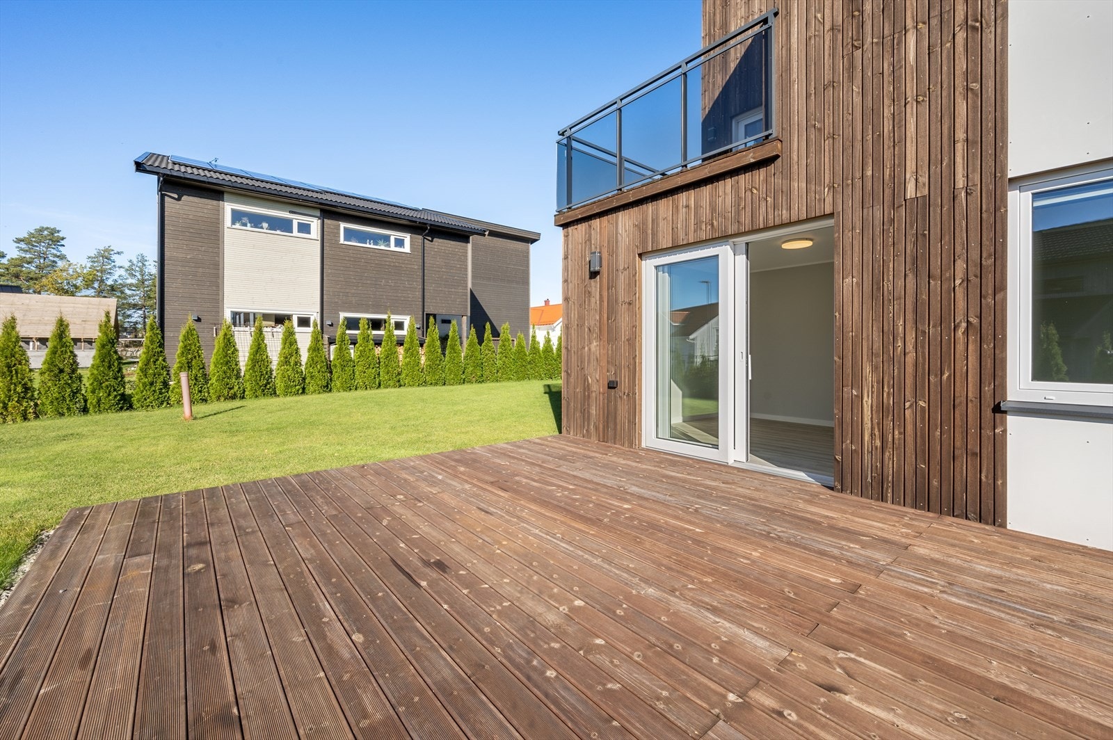 Stor solrik terrasse. Galleribilde