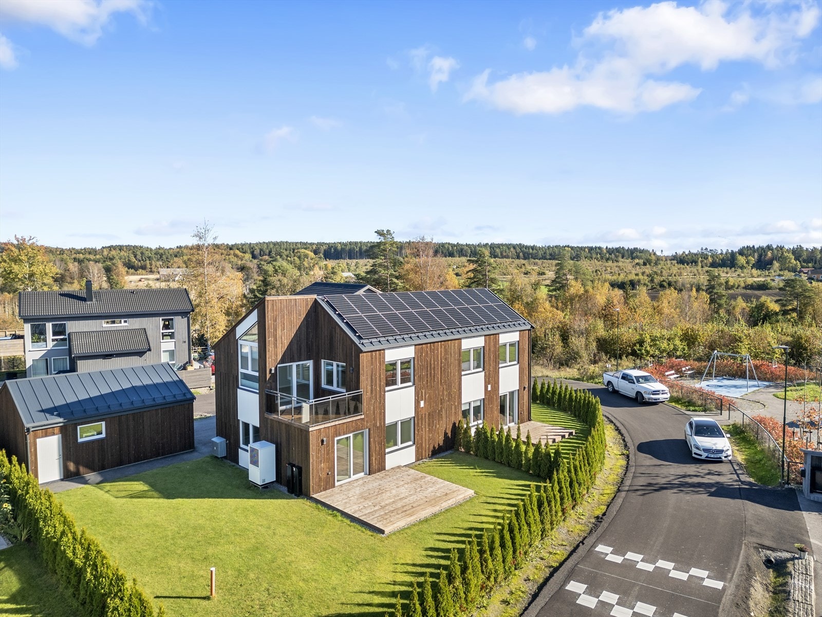 Velkommen til Torpelia 11. Stor frittliggende enebolig med høy standard og godkjent utleieleilighet. Galleribilde