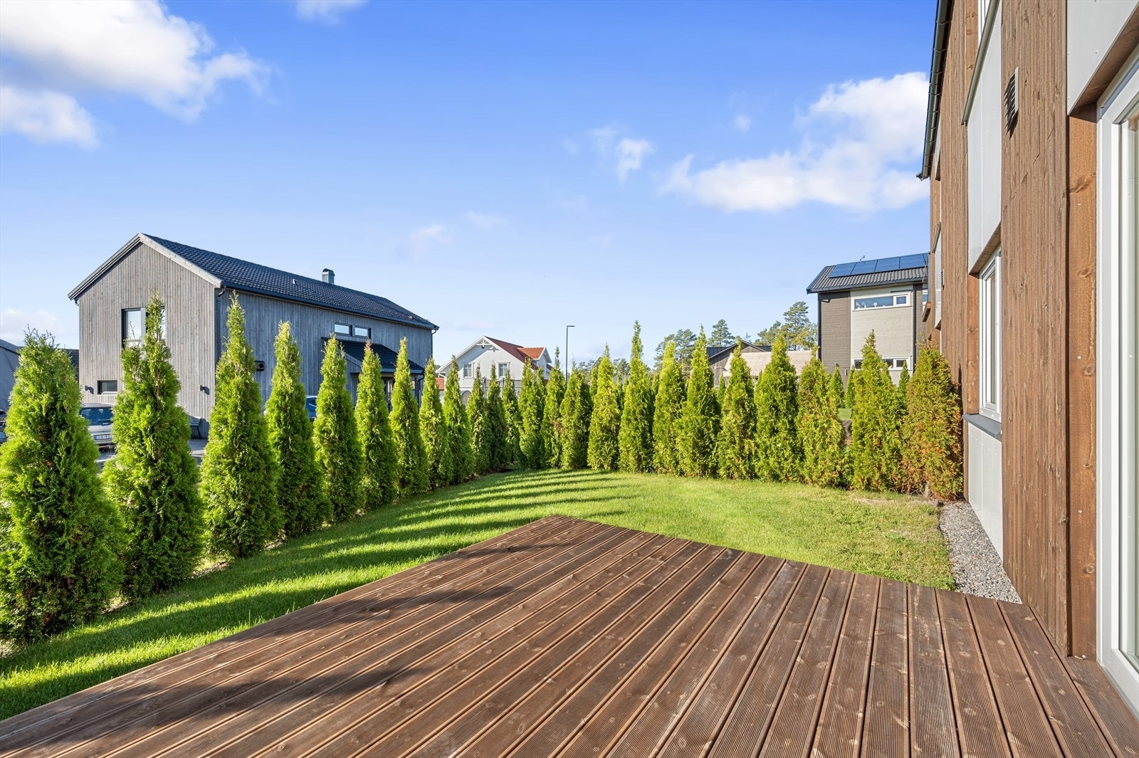 Utleieleiligheten med egen solrik terrasse Galleribilde