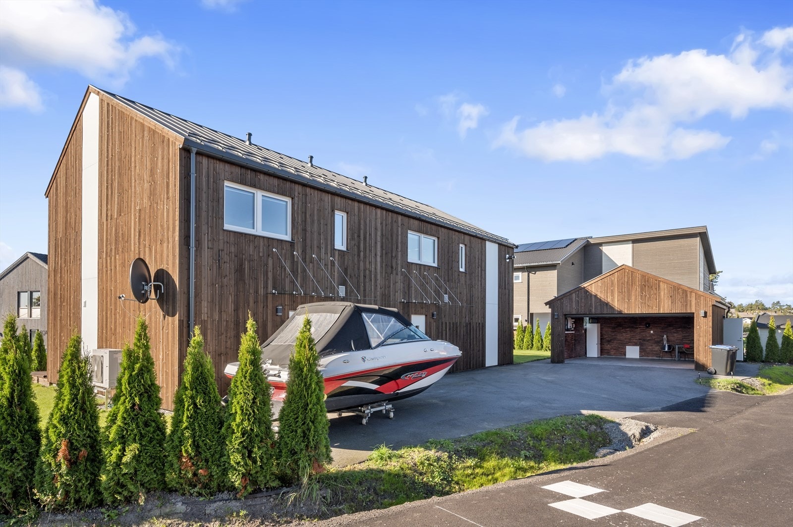 Inngangspartiet og dobbel garasje med boder i bakkant Galleribilde