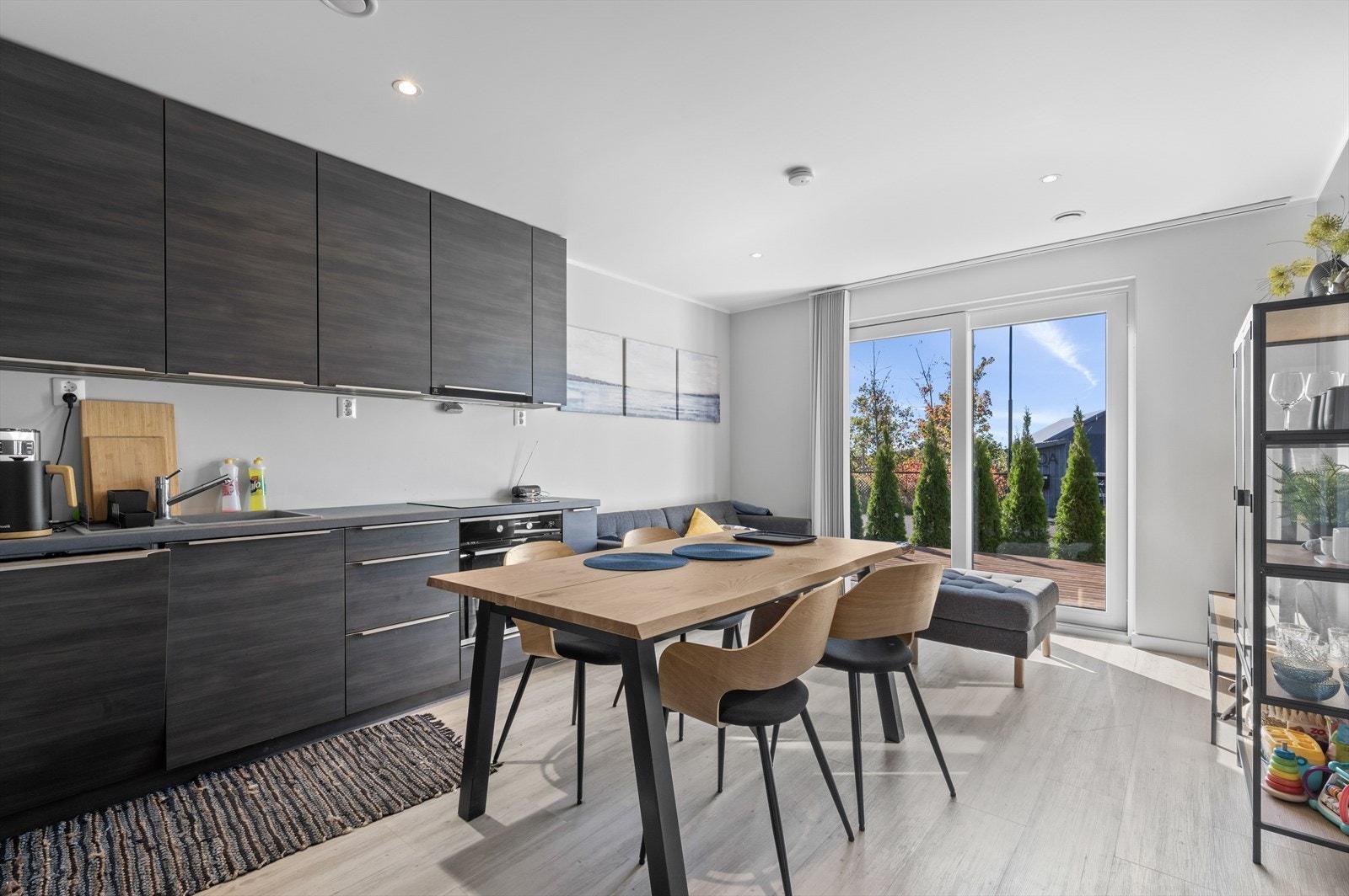 Utleieleiligheten - kombinert kjøkken og stue med utgang til solrik terrasse Galleribilde