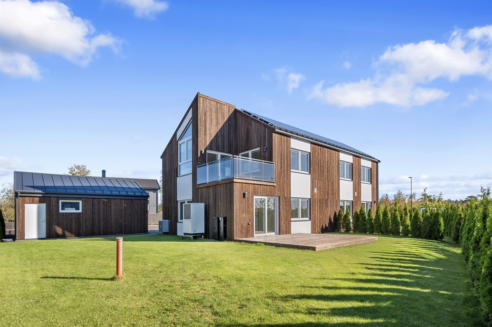 Fasade og hage Galleribilde