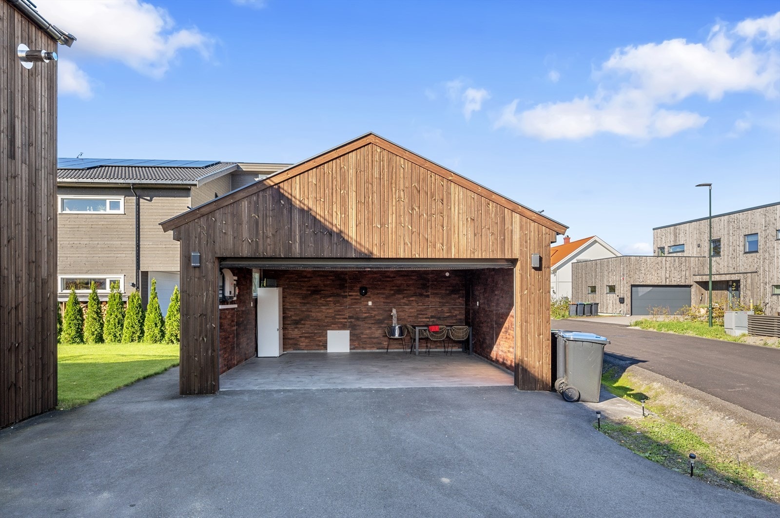 Dobbel garasje som er flislagt på gulv og med vannbåren gulvvarme. Galleribilde