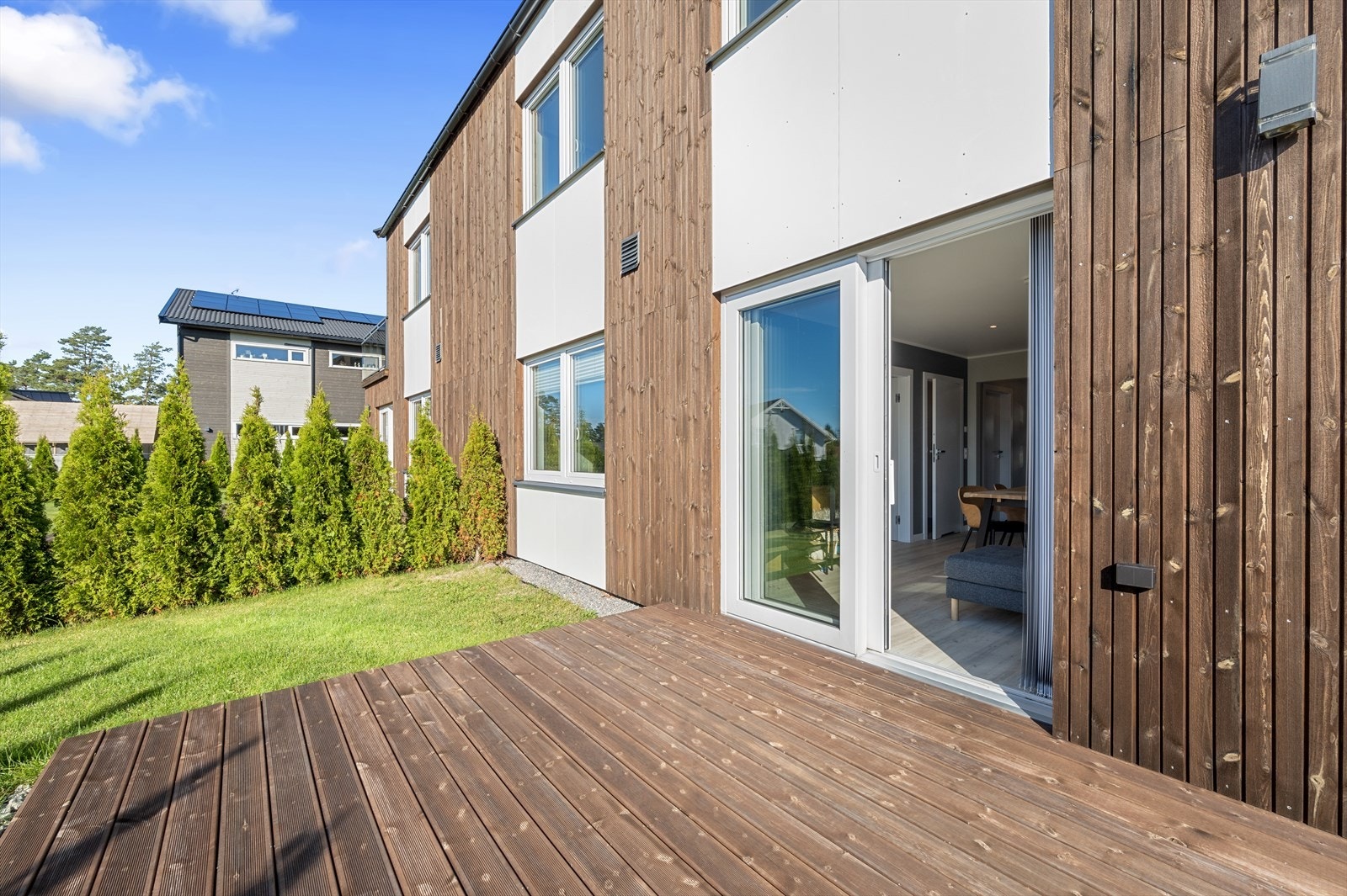 Utleieleiligheten har egen solrik terrasse. Galleribilde