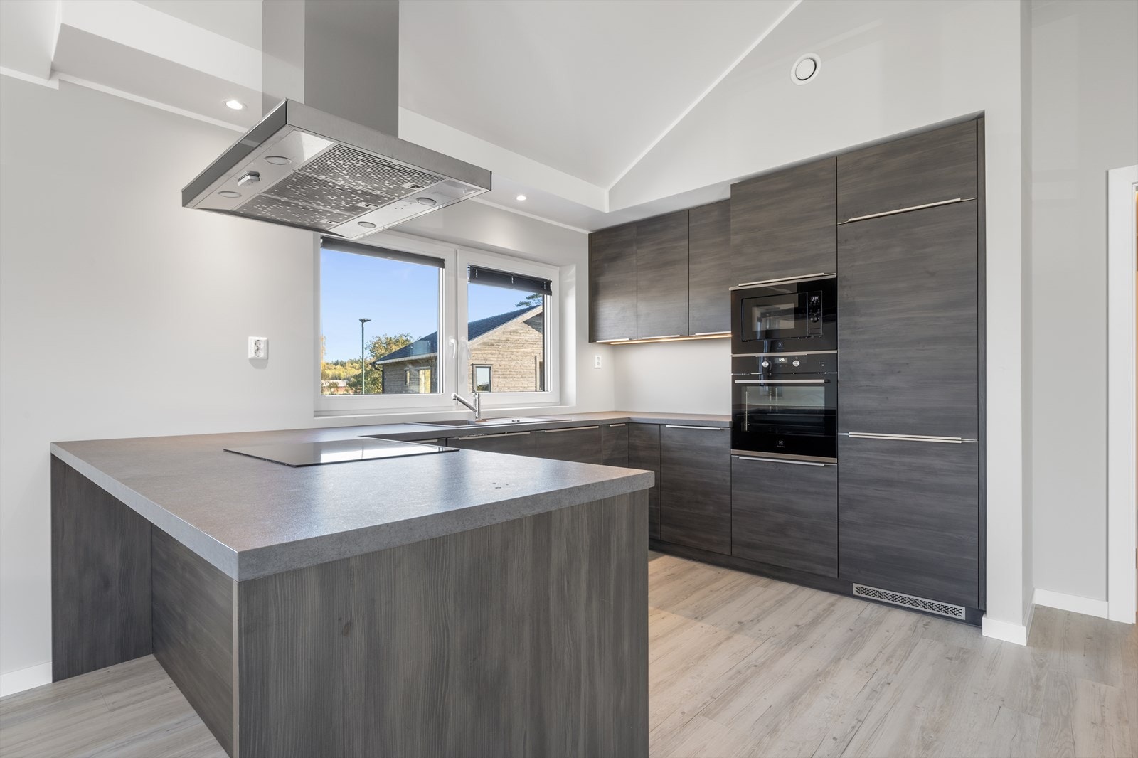 Lekkert kjøkken med integrete hvitevarer Galleribilde