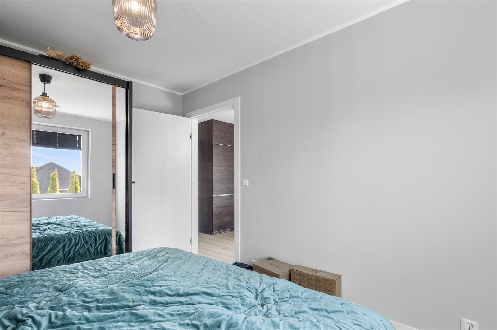 Utleieleiligheten - Soverom 1 med skyvedørsgarderobe Galleribilde