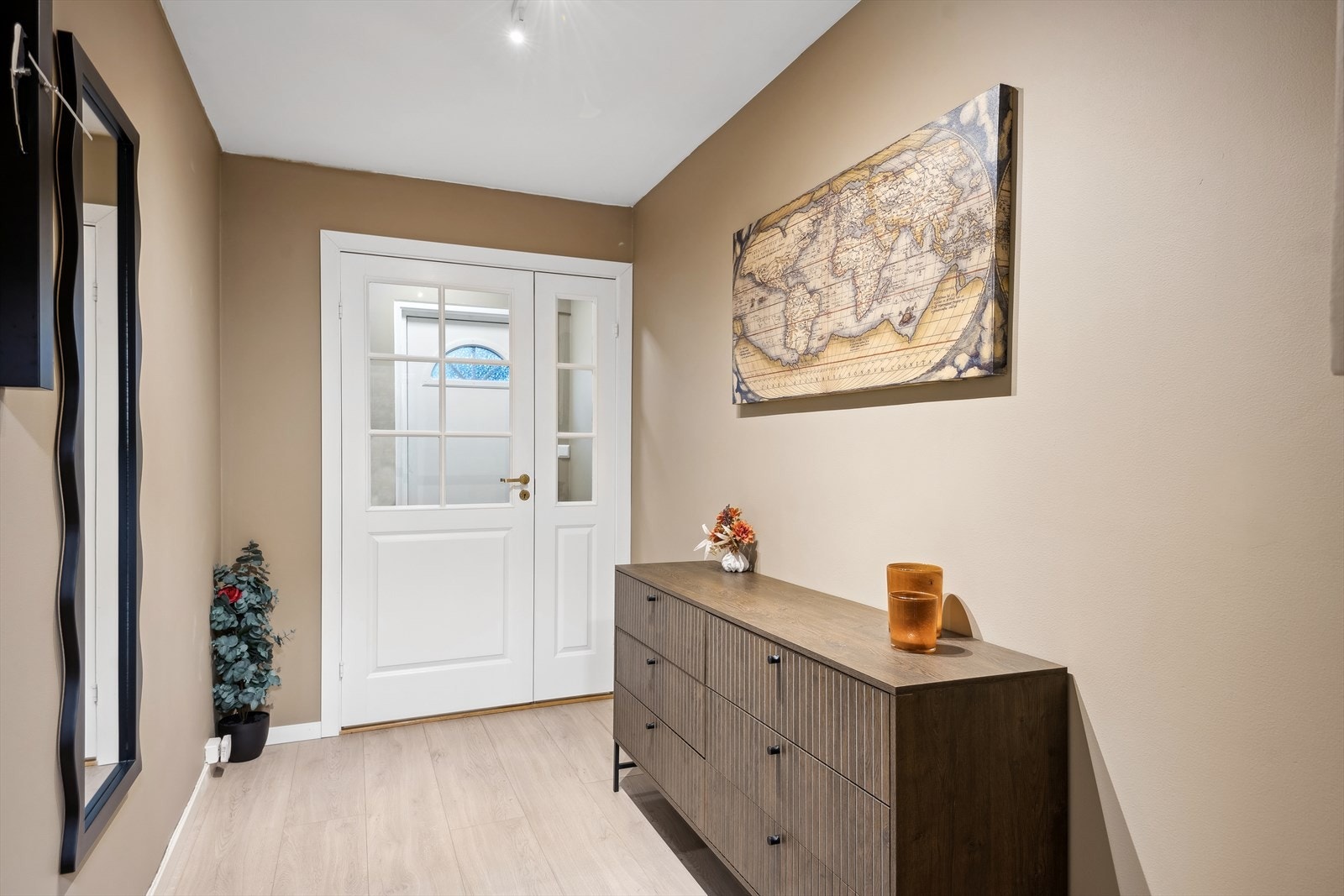 Velkommen inn! Boligen har et lyst og innbydende inngangsparti, med en yttergang og en større innergang. Galleribilde