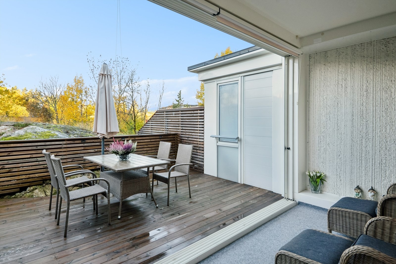 Fra stuen har du tilgang til en herlig innglasset vinterhage, og videre ut til en flott markterrasse med gode solforhold. Galleribilde