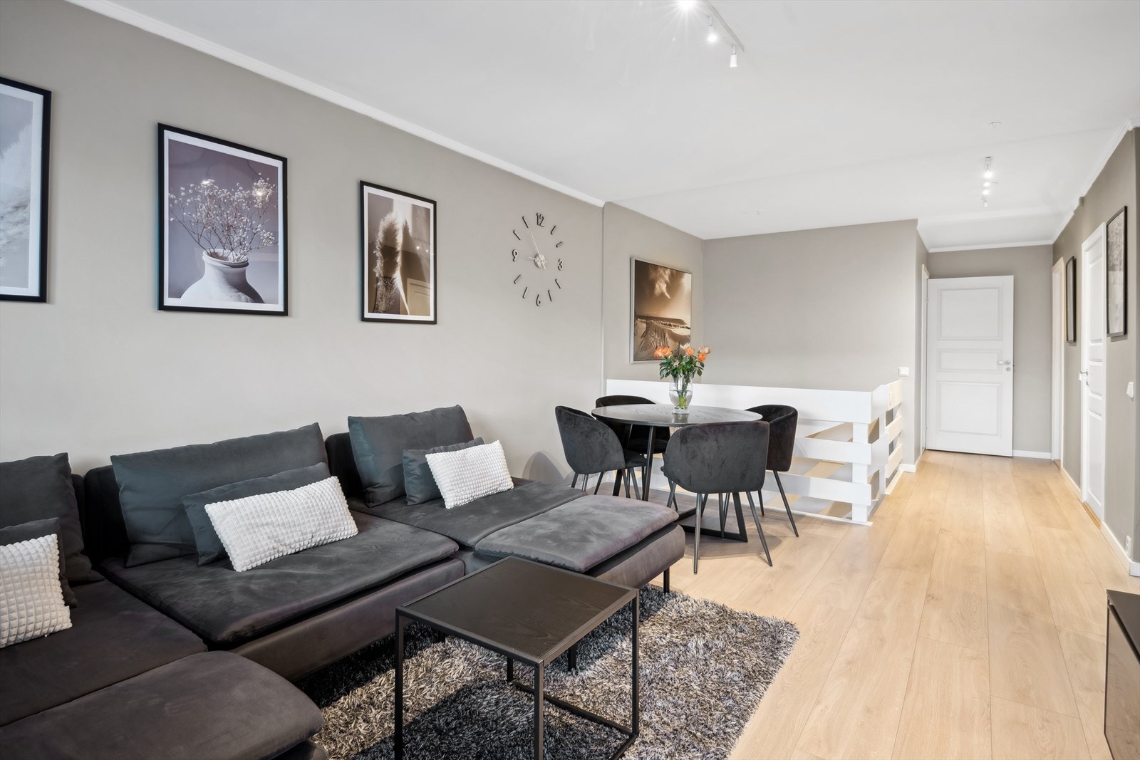Her får du fint plass til både hjørnesofa og stuebord. Galleribilde