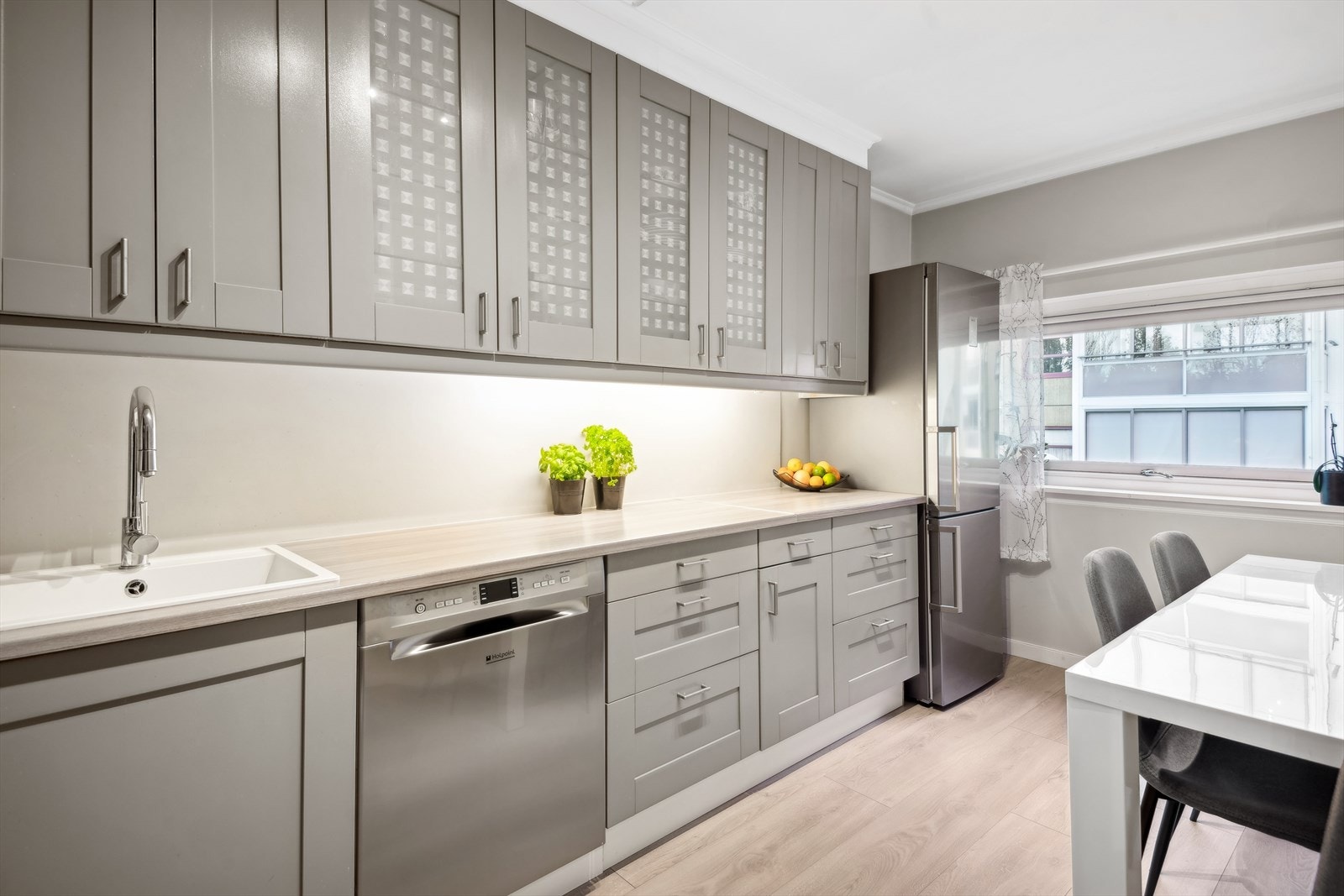 Den takhøye innredningen har profilerte fronter og benkeplate av laminat. Noen av overskapene har også fronter med glass. Galleribilde