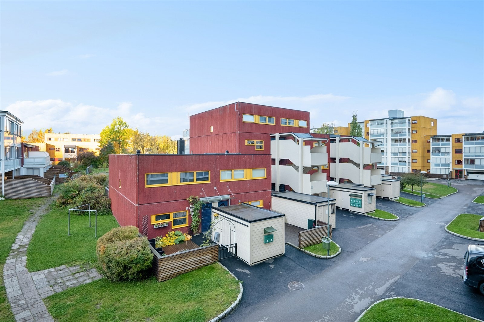 Boligen ligger i et attraktivt og veldrevet borettslag tett inntil markagrensen på Lindeberg i Oslo. Galleribilde