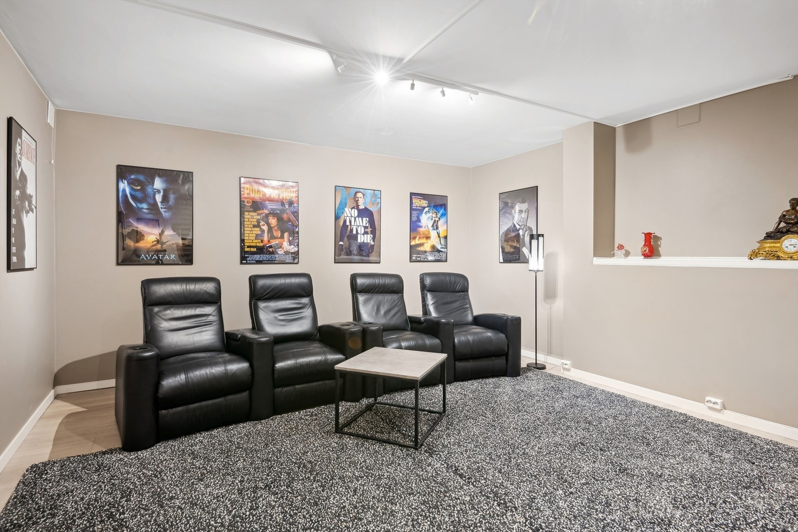 Den innerste delen av 1. etasje er innredet som hjemmekino! Galleribilde