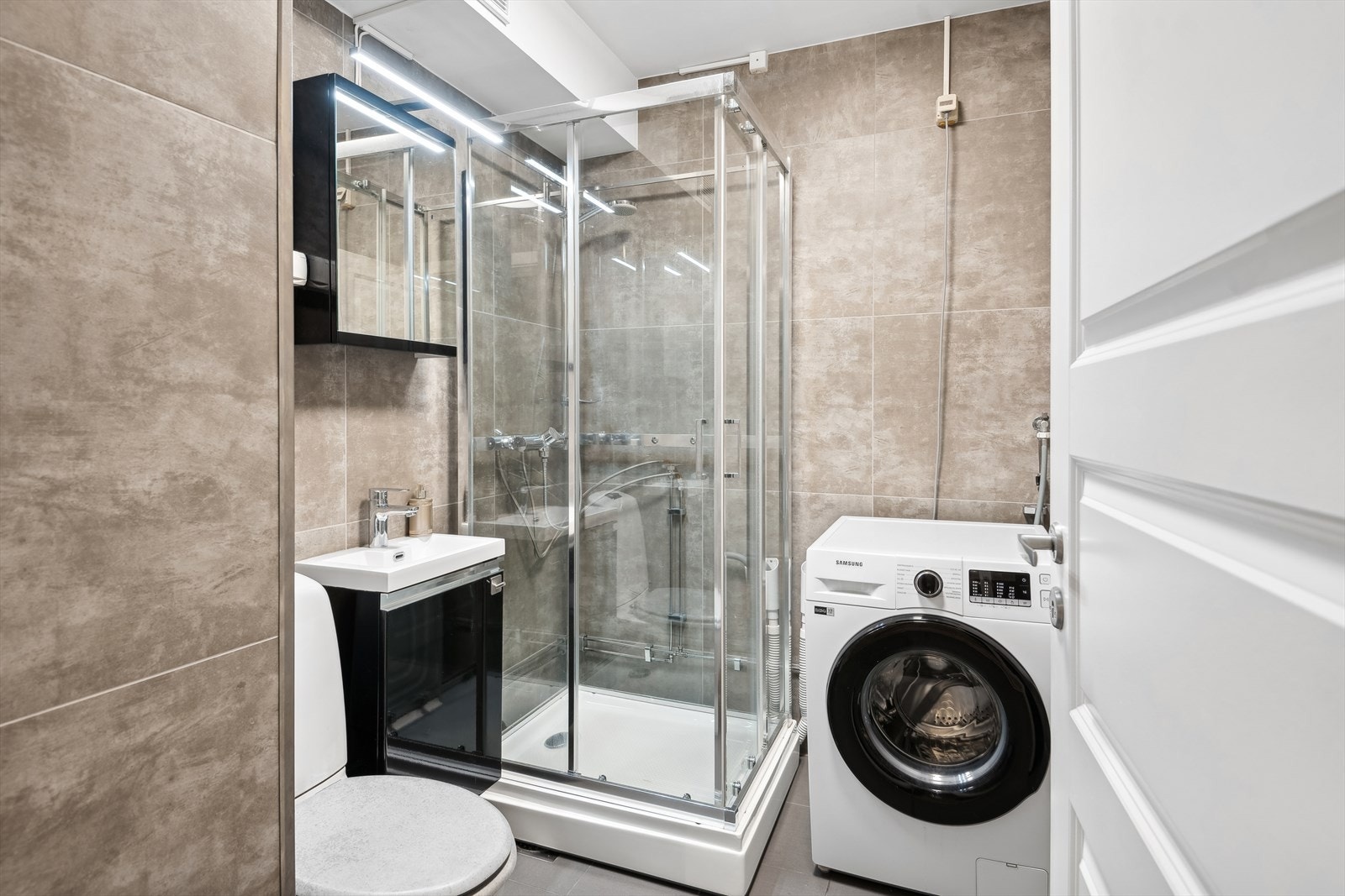 Boligen har to pene bad, ett i hver etasje. I 1. etasje er badet utstyrt med toalet,t dusjkabinett og opplegg for vaskemaskin. Galleribilde