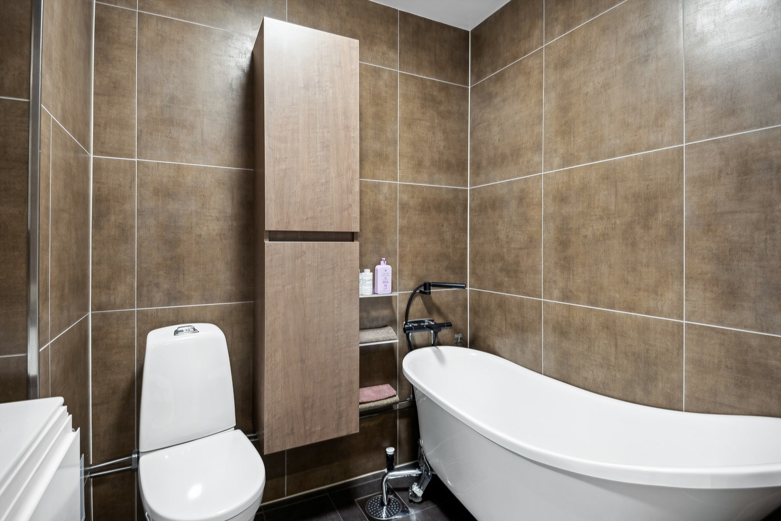 Badet i 2. etasje har også pene, flislagte overflater. Galleribilde