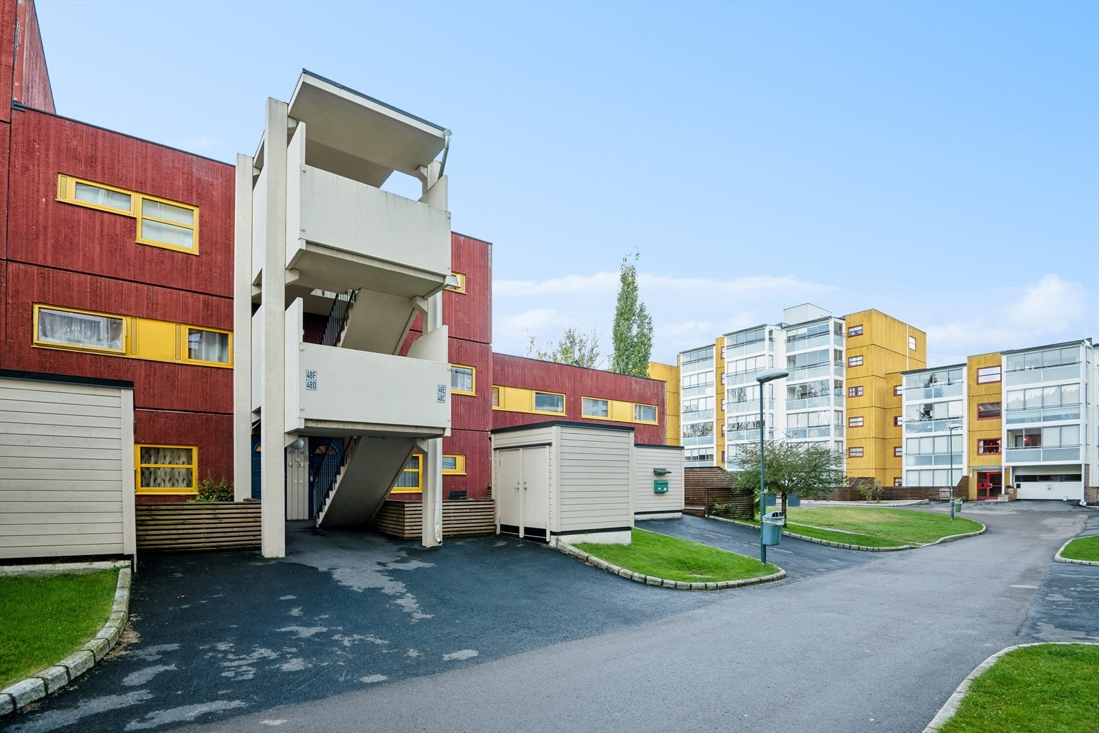 Borettslaget har pent opparbeidede fellesarealer, med fine asfalterte gangveier, flere lekeplasser, og mye naturtomt. Galleribilde