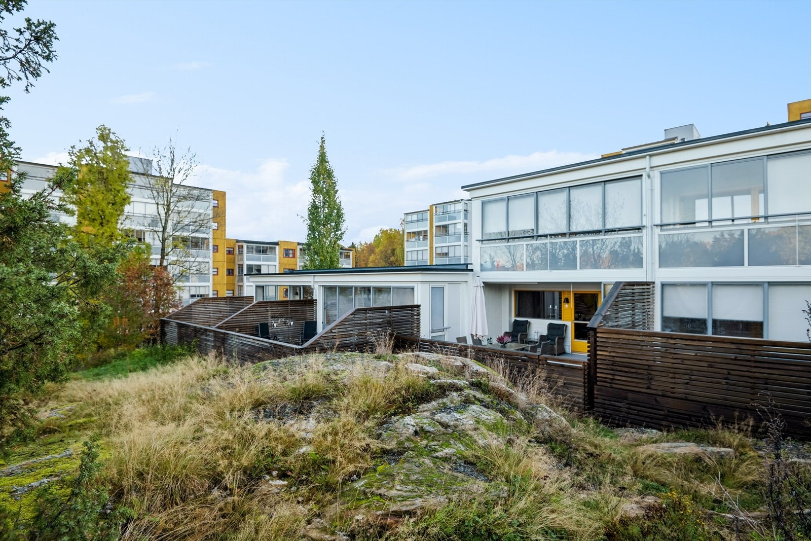Utenfor markterrassen kan barna springe rett ut i borettslagets flotte grøntområder. Galleribilde
