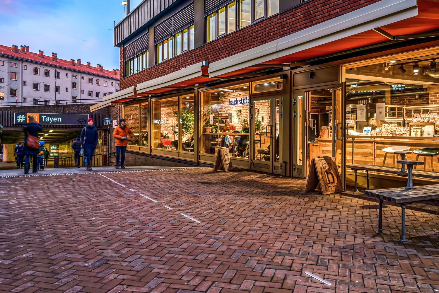 På Tøyen tog like ved leiligheten finner du mange populære serveringssteder, og T-banen med alle linjer. Galleribilde