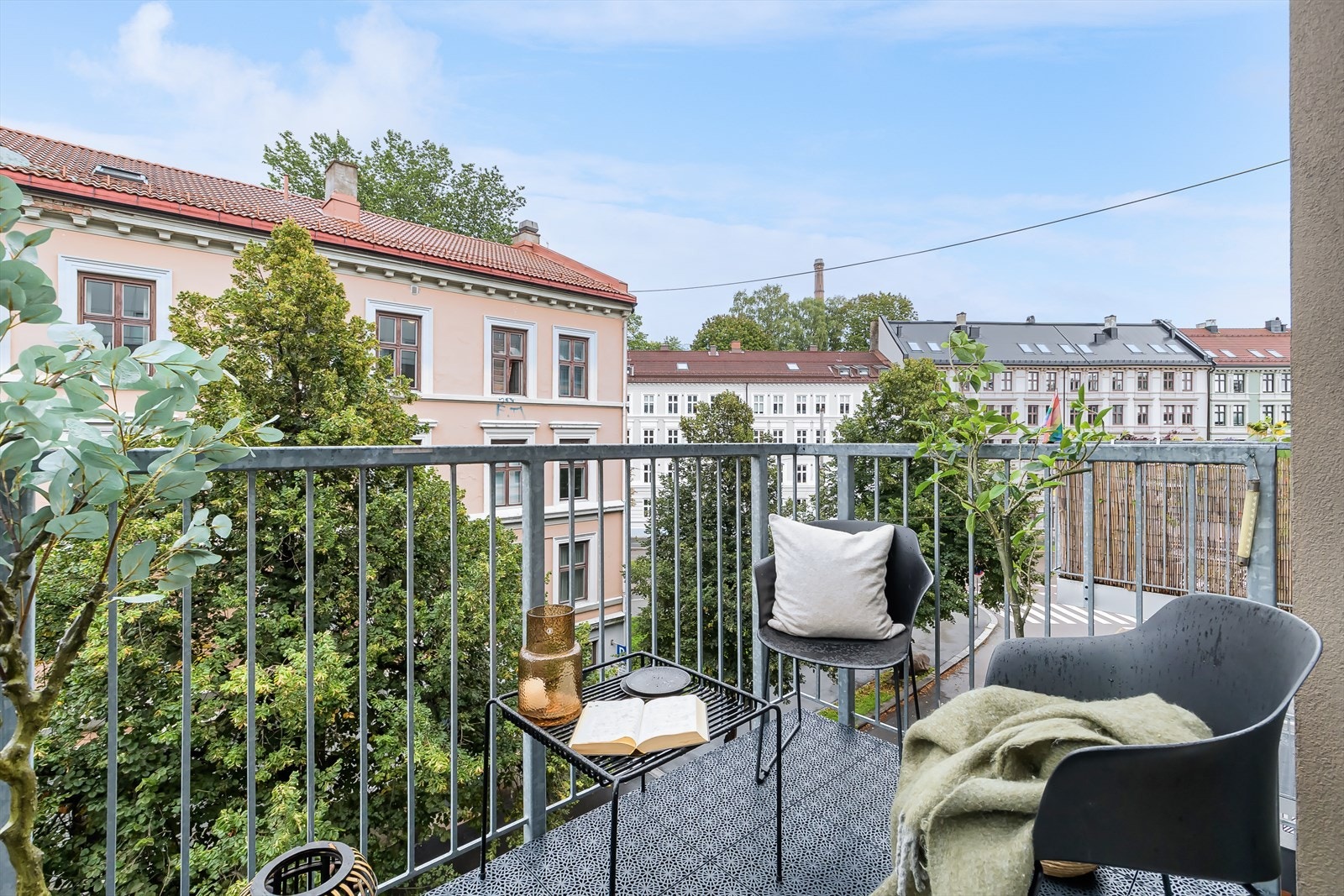 Balkongen blir som en herlig forlengelse av stuen i sommerhalvåret! Galleribilde