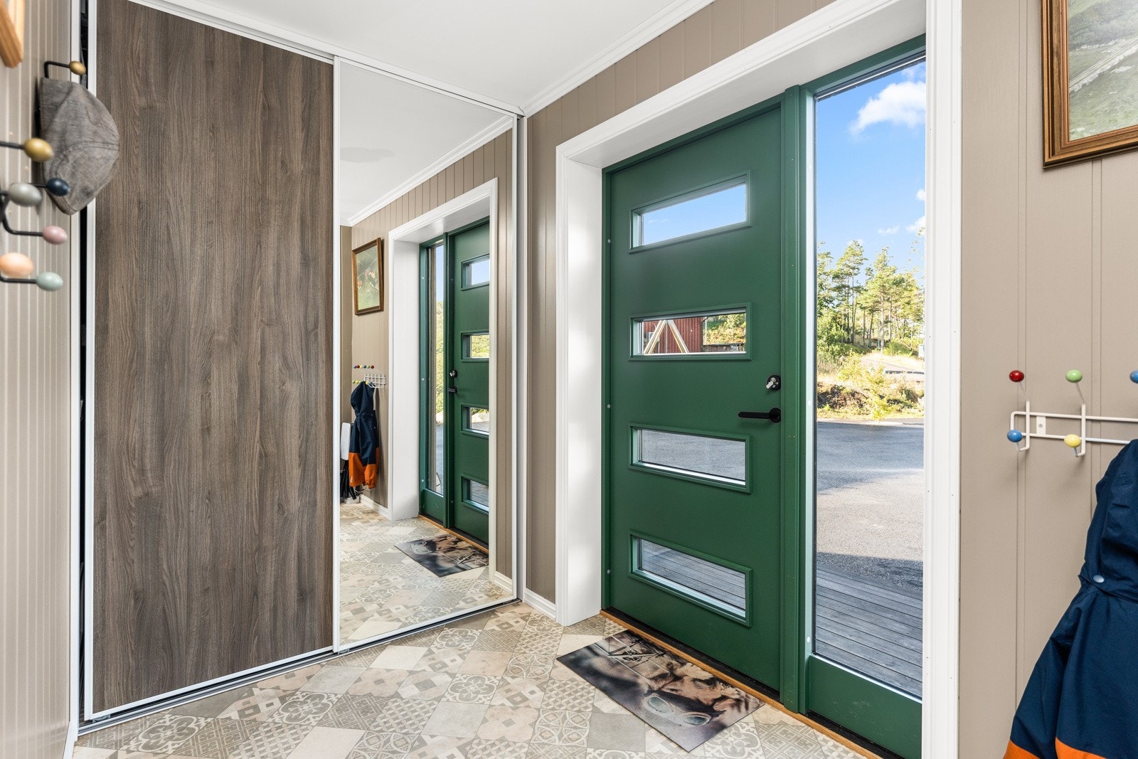 Entrè, med romslig skyvedørsgardeobe Galleribilde