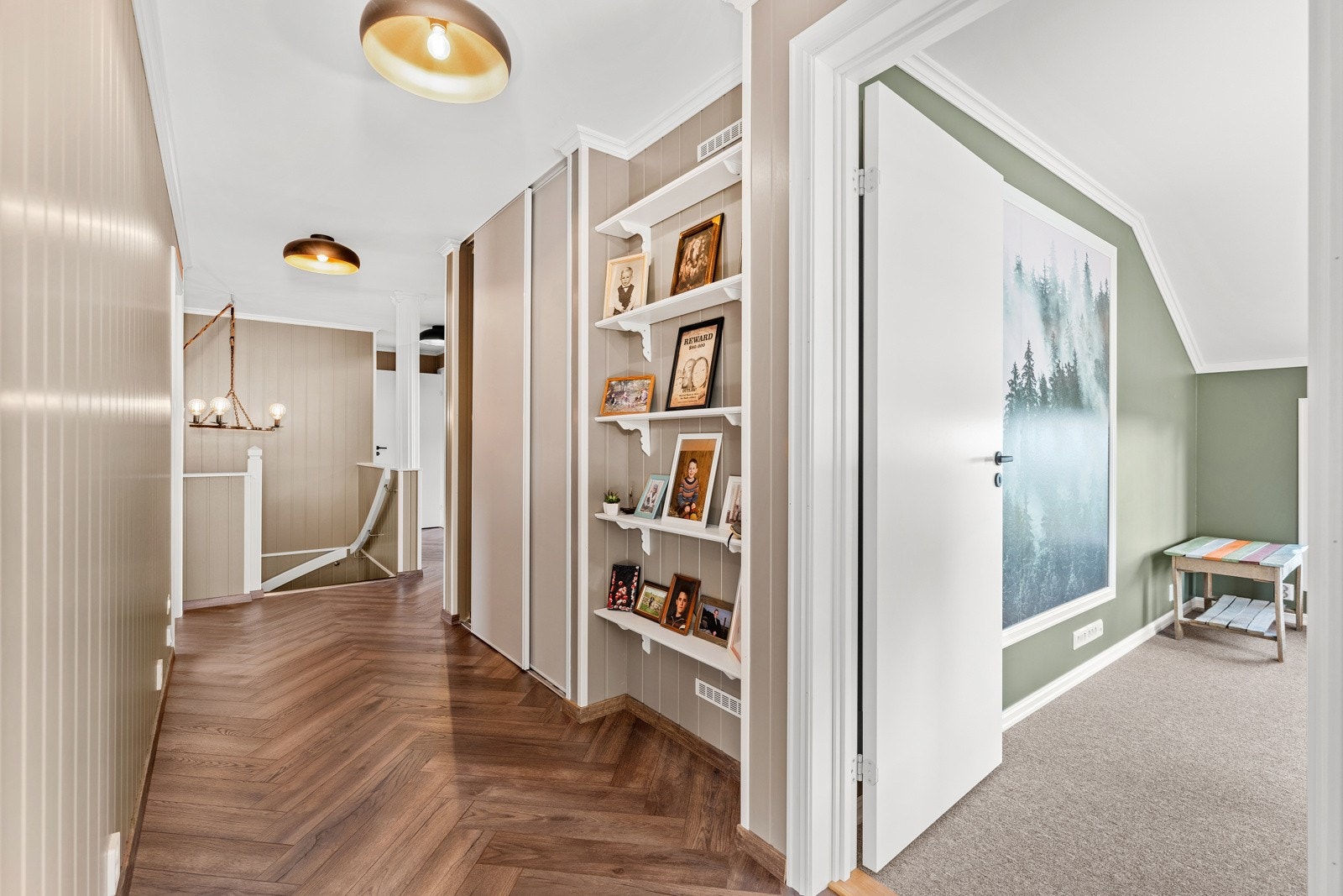 Videre i gangen er det flere soverom. Legg merke til skyvedørsgarderoben i bildet. Gangen er utstyrt med nattlys Galleribilde