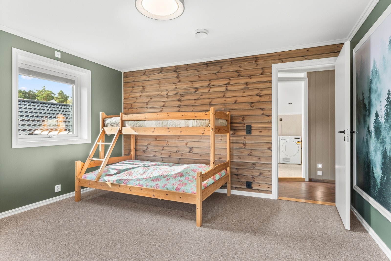 Også her er det solskjerming i vinduene Galleribilde