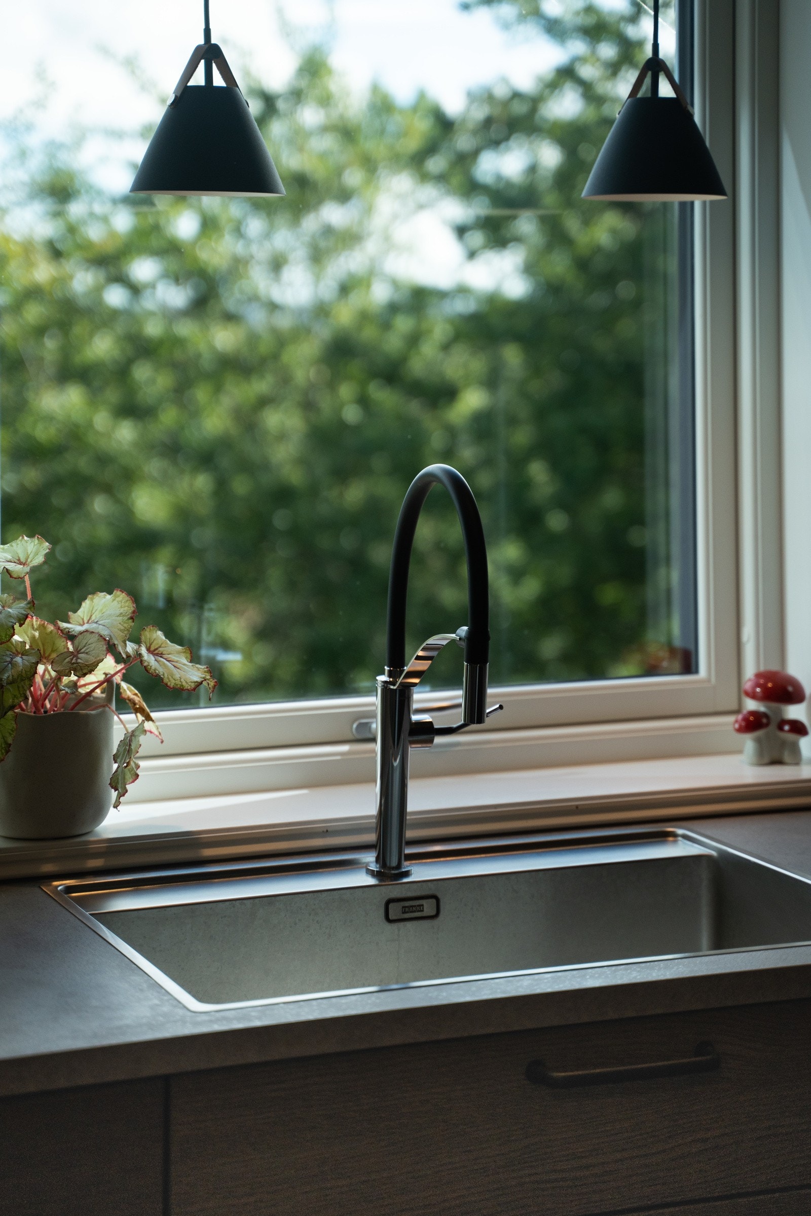 Kran med bevegelig slange og dusjfunksjon Galleribilde