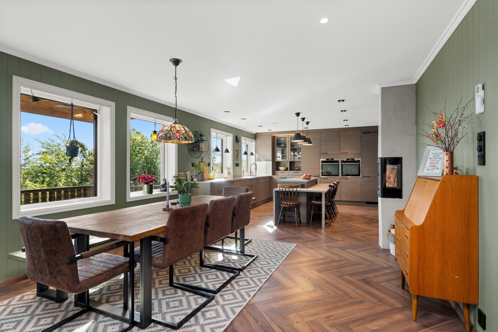 Vi beveger oss inn mot kjøkkendelen Galleribilde