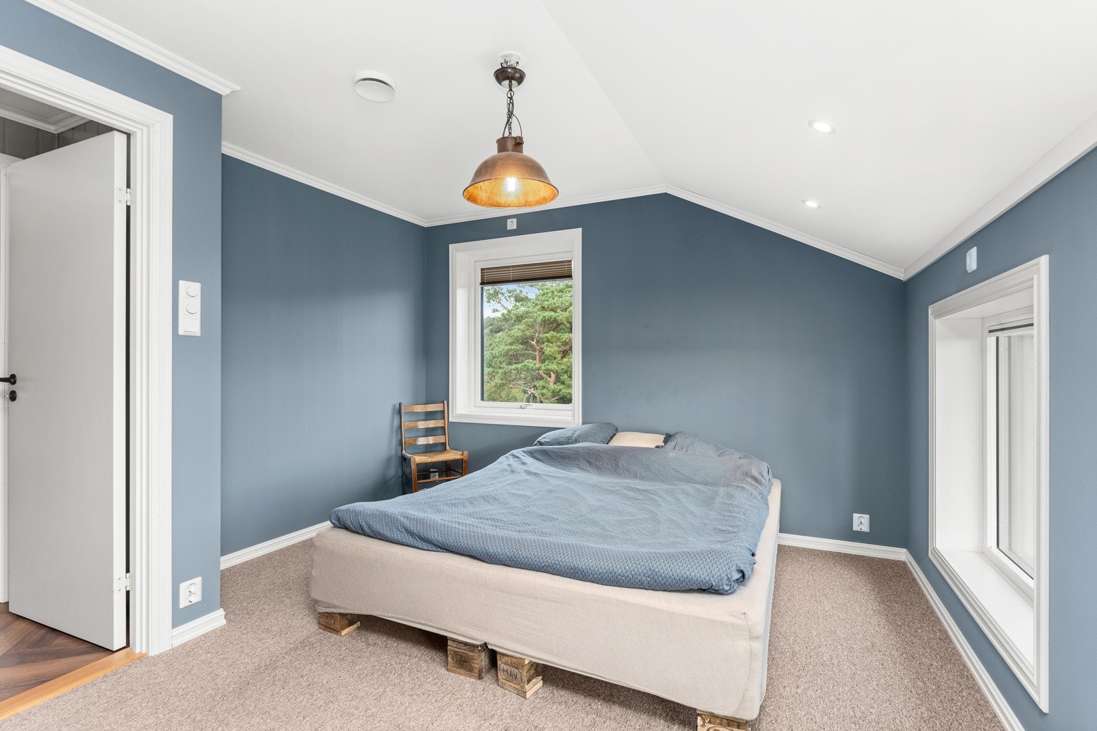 Soverom 4, "det blå rommet". Når man ligger i sengen ser man rett ut til soloppgang og sjøutsikt Galleribilde